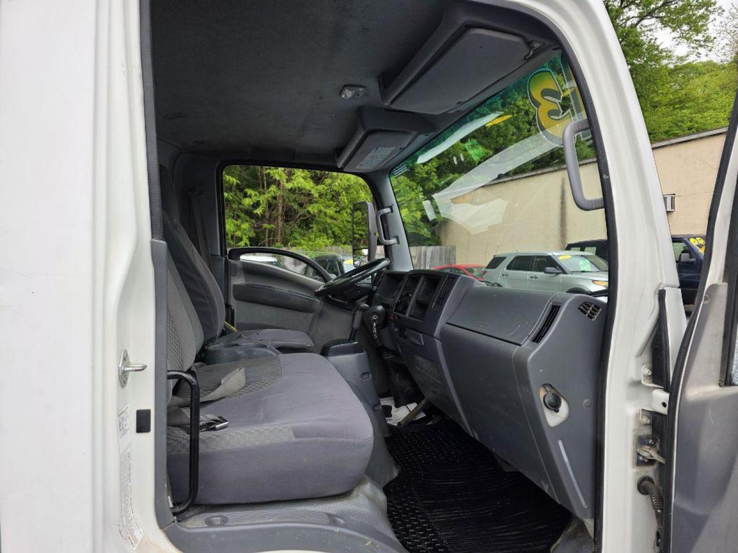2013 WHITE ISUZU NRR DSL REG WHITE CAB IBT AIR PWL (JALE5W160D7) with an 5.2L engine, Automatic transmission, located at 117 North Cameron Street, Harrisburg, PA, 17101, (717) 963-8962, 40.266762, -76.875259 - WE FINANCE!!! Good Credit/ Challenged Credit/ No Credit - ALL Trade-Ins Welcomed!!! APPLY ONLINE or CALL us TODAY ;) Please call us to discuss your cash and/or financing options. - Photo#13