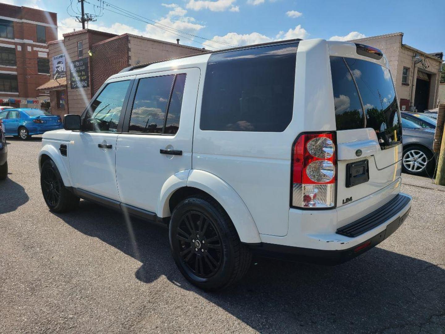 2013 WHITE LAND ROVER LR4 HSE (SALAG2D49DA) with an 5.0L engine, Automatic transmission, located at 117 North Cameron Street, Harrisburg, PA, 17101, (717) 963-8962, 40.266762, -76.875259 - WE FINANCE!!! Good Credit/ Bad Credit/ No Credit - ALL Trade-Ins Welcomed!!! ***Guaranteed Credit Approval*** APPLY ONLINE or CALL us TODAY ;) Internet Prices and Marketplace Prices are SPECIAL discounted ***CASH DEALS*** Retail Prices are higher. Please call us to discuss your cash and finan - Photo#2