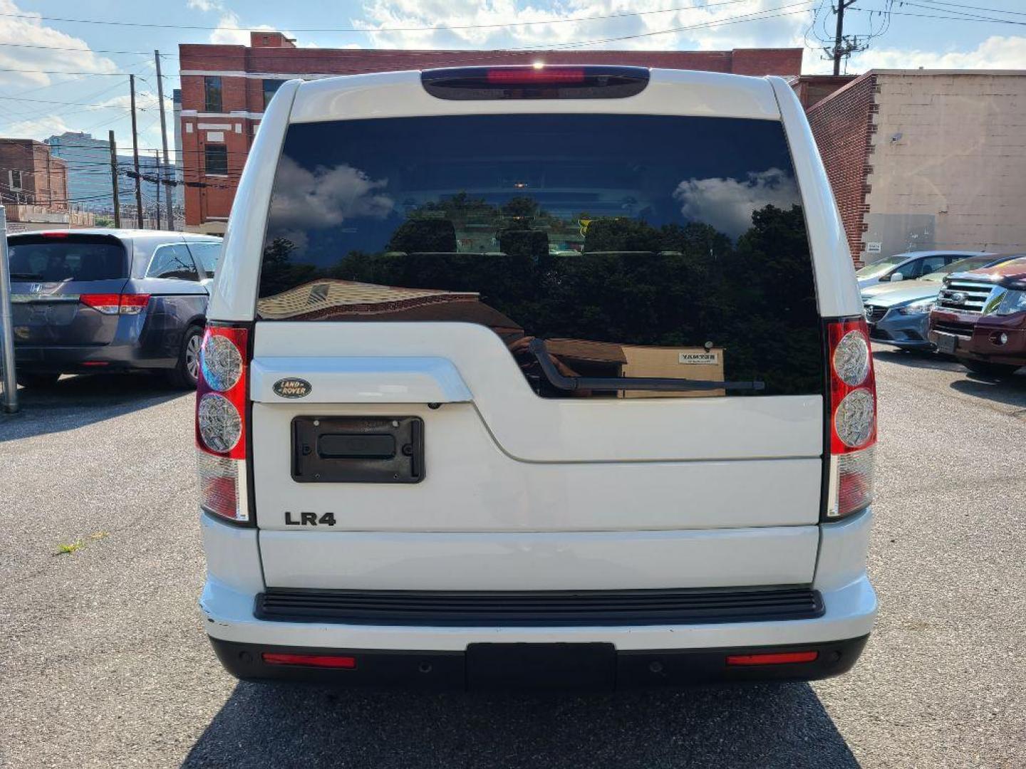 2013 WHITE LAND ROVER LR4 HSE (SALAG2D49DA) with an 5.0L engine, Automatic transmission, located at 117 North Cameron Street, Harrisburg, PA, 17101, (717) 963-8962, 40.266762, -76.875259 - WE FINANCE!!! Good Credit/ Bad Credit/ No Credit - ALL Trade-Ins Welcomed!!! ***Guaranteed Credit Approval*** APPLY ONLINE or CALL us TODAY ;) Internet Prices and Marketplace Prices are SPECIAL discounted ***CASH DEALS*** Retail Prices are higher. Please call us to discuss your cash and finan - Photo#3