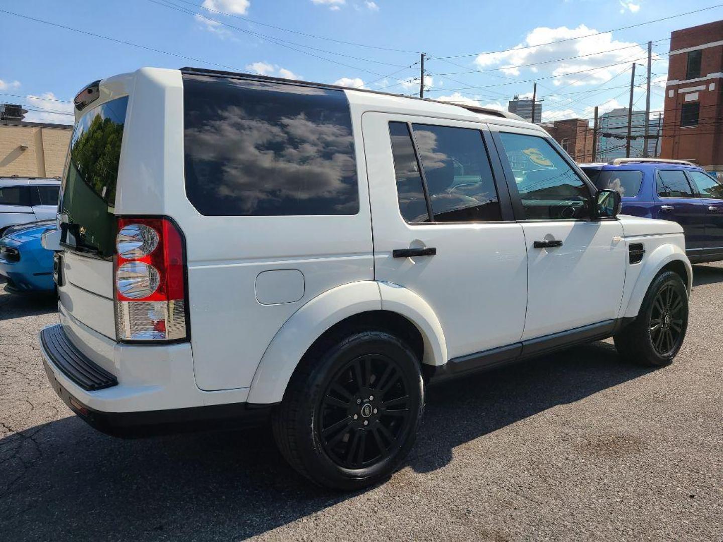 2013 WHITE LAND ROVER LR4 HSE (SALAG2D49DA) with an 5.0L engine, Automatic transmission, located at 117 North Cameron Street, Harrisburg, PA, 17101, (717) 963-8962, 40.266762, -76.875259 - WE FINANCE!!! Good Credit/ Bad Credit/ No Credit - ALL Trade-Ins Welcomed!!! ***Guaranteed Credit Approval*** APPLY ONLINE or CALL us TODAY ;) Internet Prices and Marketplace Prices are SPECIAL discounted ***CASH DEALS*** Retail Prices are higher. Please call us to discuss your cash and finan - Photo#4