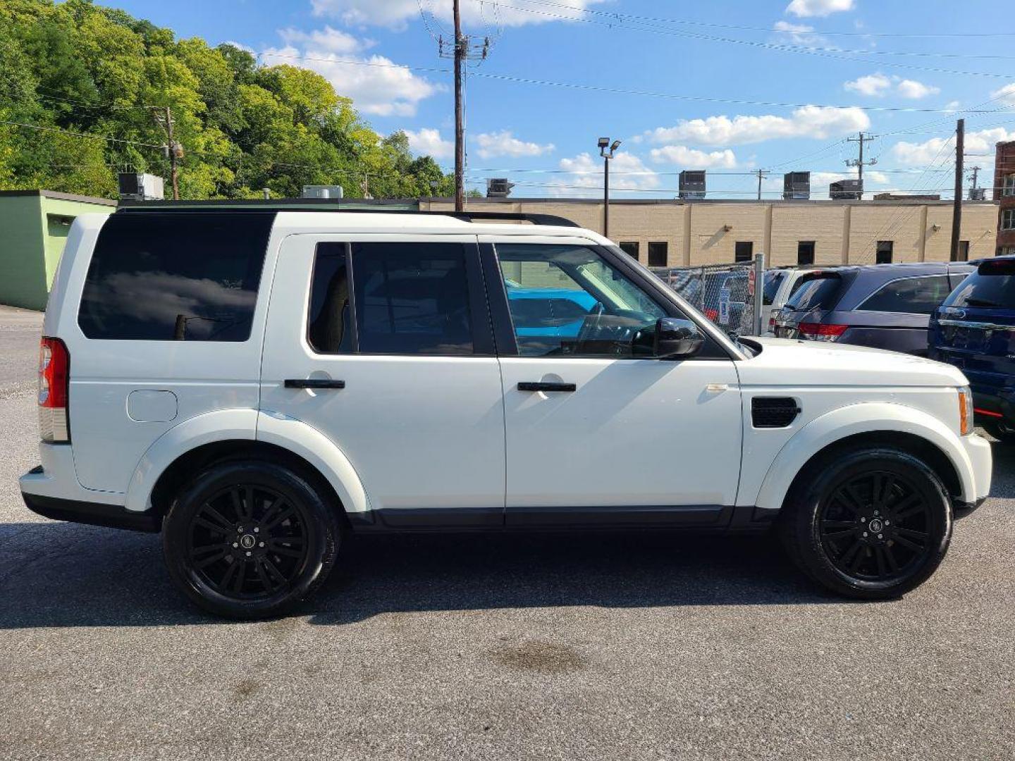 2013 WHITE LAND ROVER LR4 HSE (SALAG2D49DA) with an 5.0L engine, Automatic transmission, located at 117 North Cameron Street, Harrisburg, PA, 17101, (717) 963-8962, 40.266762, -76.875259 - WE FINANCE!!! Good Credit/ Bad Credit/ No Credit - ALL Trade-Ins Welcomed!!! ***Guaranteed Credit Approval*** APPLY ONLINE or CALL us TODAY ;) Internet Prices and Marketplace Prices are SPECIAL discounted ***CASH DEALS*** Retail Prices are higher. Please call us to discuss your cash and finan - Photo#5