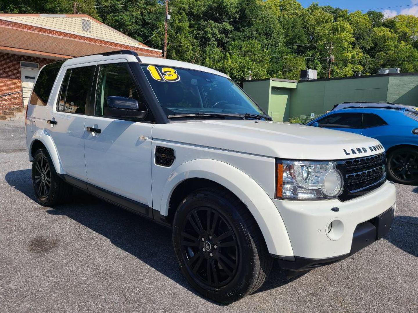 2013 WHITE LAND ROVER LR4 HSE (SALAG2D49DA) with an 5.0L engine, Automatic transmission, located at 117 North Cameron Street, Harrisburg, PA, 17101, (717) 963-8962, 40.266762, -76.875259 - WE FINANCE!!! Good Credit/ Bad Credit/ No Credit - ALL Trade-Ins Welcomed!!! ***Guaranteed Credit Approval*** APPLY ONLINE or CALL us TODAY ;) Internet Prices and Marketplace Prices are SPECIAL discounted ***CASH DEALS*** Retail Prices are higher. Please call us to discuss your cash and finan - Photo#6