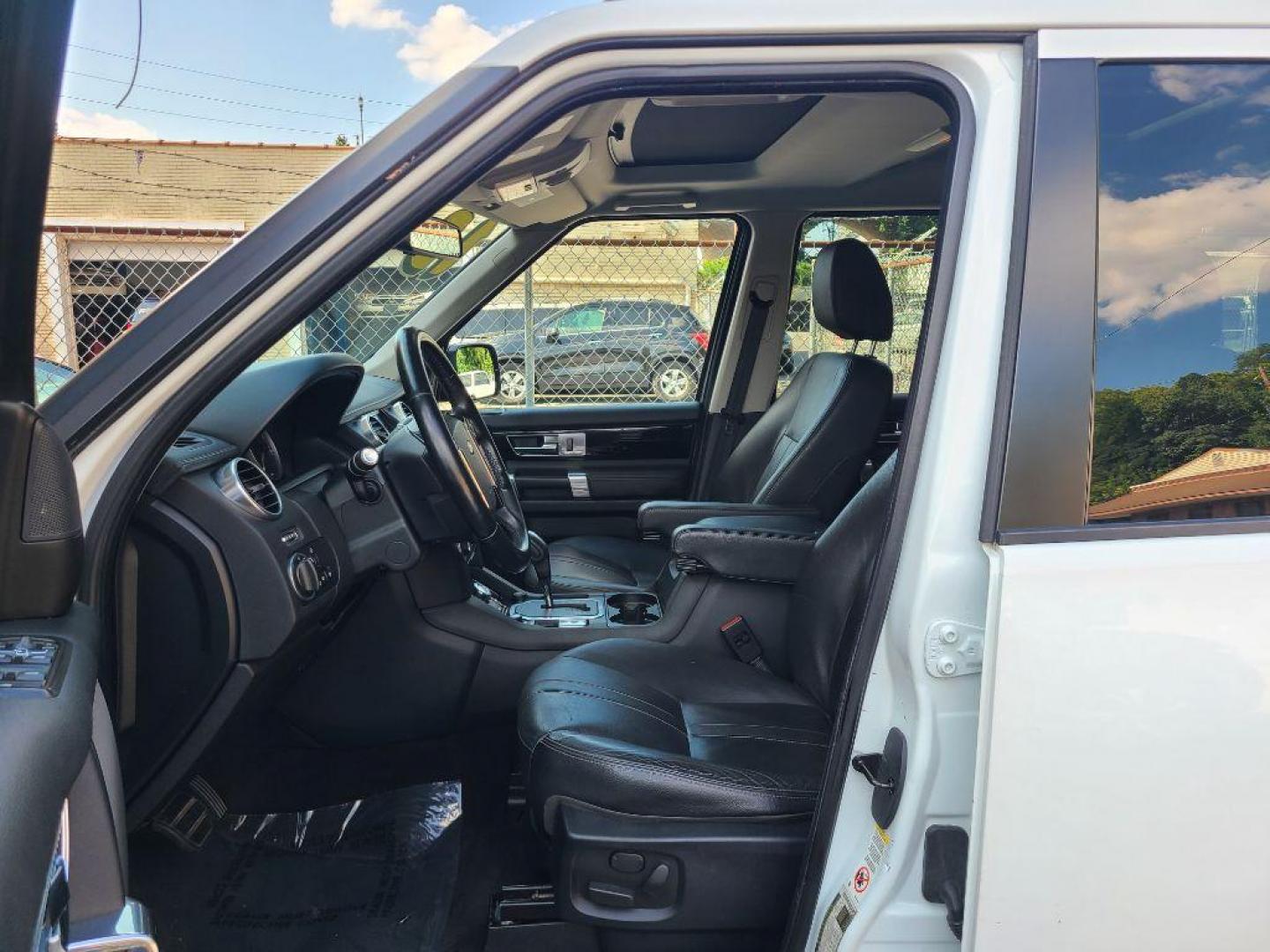 2013 WHITE LAND ROVER LR4 HSE (SALAG2D49DA) with an 5.0L engine, Automatic transmission, located at 117 North Cameron Street, Harrisburg, PA, 17101, (717) 963-8962, 40.266762, -76.875259 - WE FINANCE!!! Good Credit/ Bad Credit/ No Credit - ALL Trade-Ins Welcomed!!! ***Guaranteed Credit Approval*** APPLY ONLINE or CALL us TODAY ;) Internet Prices and Marketplace Prices are SPECIAL discounted ***CASH DEALS*** Retail Prices are higher. Please call us to discuss your cash and finan - Photo#16