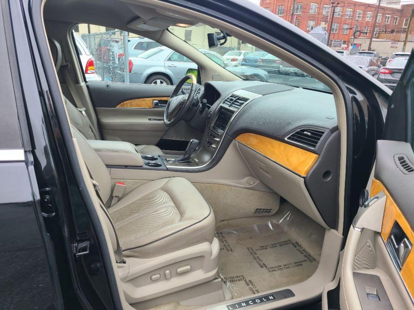 2013 BLACK LINCOLN MKX AWD (2LMDJ8JK4DB) with an 3.7L engine, Automatic transmission, located at 117 North Cameron Street, Harrisburg, PA, 17101, (717) 963-8962, 40.266762, -76.875259 - WE FINANCE!!! Good Credit/ Bad Credit/ No Credit - ALL Trade-Ins Welcomed!!! ***Guaranteed Credit Approval*** APPLY ONLINE or CALL us TODAY ;) Internet Prices and Marketplace Prices are SPECIAL discounted ***CASH DEALS*** Retail Prices are higher. Please call us to discuss your cash and finan - Photo#8