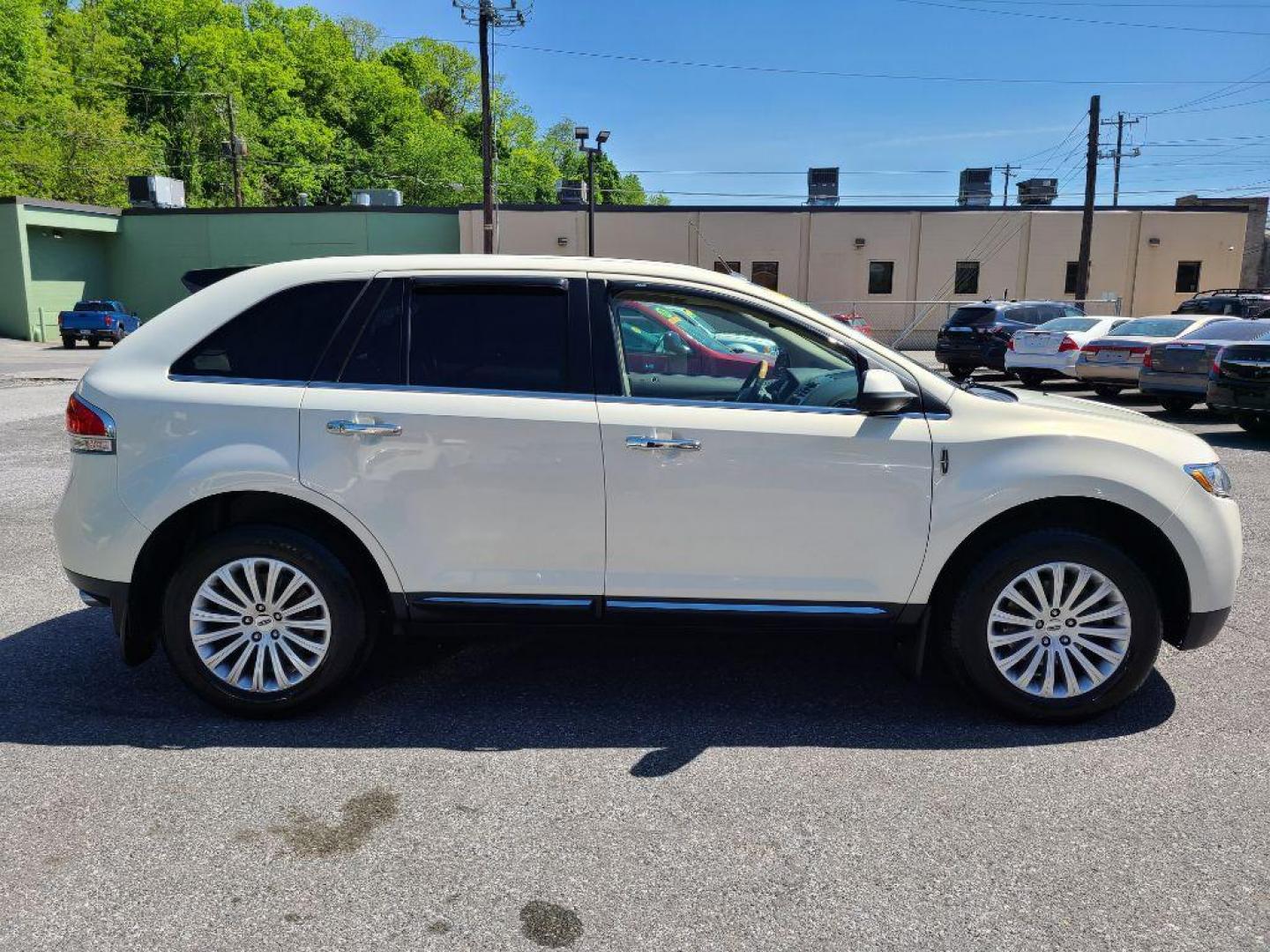 2013 WHITE LINCOLN MKX UTILITY (2LMDJ6JK7DB) with an 3.7L engine, Automatic transmission, located at 7981 Paxton Street, Harrisburg, PA, 17111, (717) 561-2926, 40.261490, -76.749229 - WE FINANCE!!! Good Credit/ Bad Credit/ No Credit - ALL Trade-Ins Welcomed!!! ***Guaranteed Credit Approval*** APPLY ONLINE or CALL us TODAY ;) Internet Prices and Marketplace Prices are SPECIAL discounted ***CASH DEALS*** Retail Prices are higher. Please call us to discuss your cash and finan - Photo#5