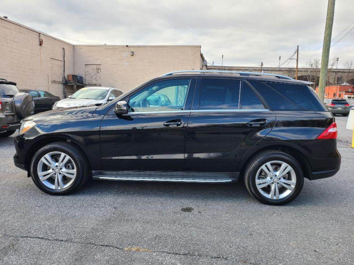 2013 BLACK MERCEDES-BENZ ML 350 4MATIC (4JGDA5HB0DA) with an 3.5L engine, Automatic transmission, located at 117 North Cameron Street, Harrisburg, PA, 17101, (717) 963-8962, 40.266762, -76.875259 - WE FINANCE!!! Good Credit/ Bad Credit/ No Credit - ALL Trade-Ins Welcomed!!! ***Guaranteed Credit Approval*** APPLY ONLINE or CALL us TODAY ;) Internet Prices and Marketplace Prices are SPECIAL discounted ***CASH DEALS*** Retail Prices are higher. Please call us to discuss your cash and finan - Photo#1