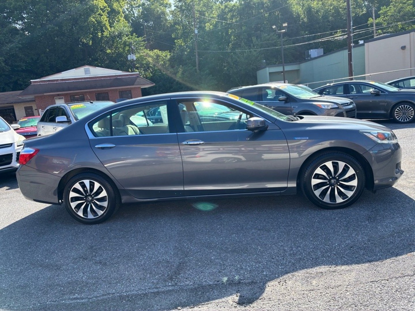 2014 GREY HONDA ACCORD HYBRID (1HGCR6F35EA) with an 2.0L engine, Continuously Variable transmission, located at 117 North Cameron Street, Harrisburg, PA, 17101, (717) 963-8962, 40.266762, -76.875259 - WE FINANCE!!! MOST vehicles are available for financing. Good Credit/ Challenged Credit/ No Credit - ALL Trade-Ins Welcomed!!! APPLY ONLINE or CALL us TODAY Please call us to discuss your cash and/or financing options. Thanks for checking our inventory! We're here to help.- Photo#5