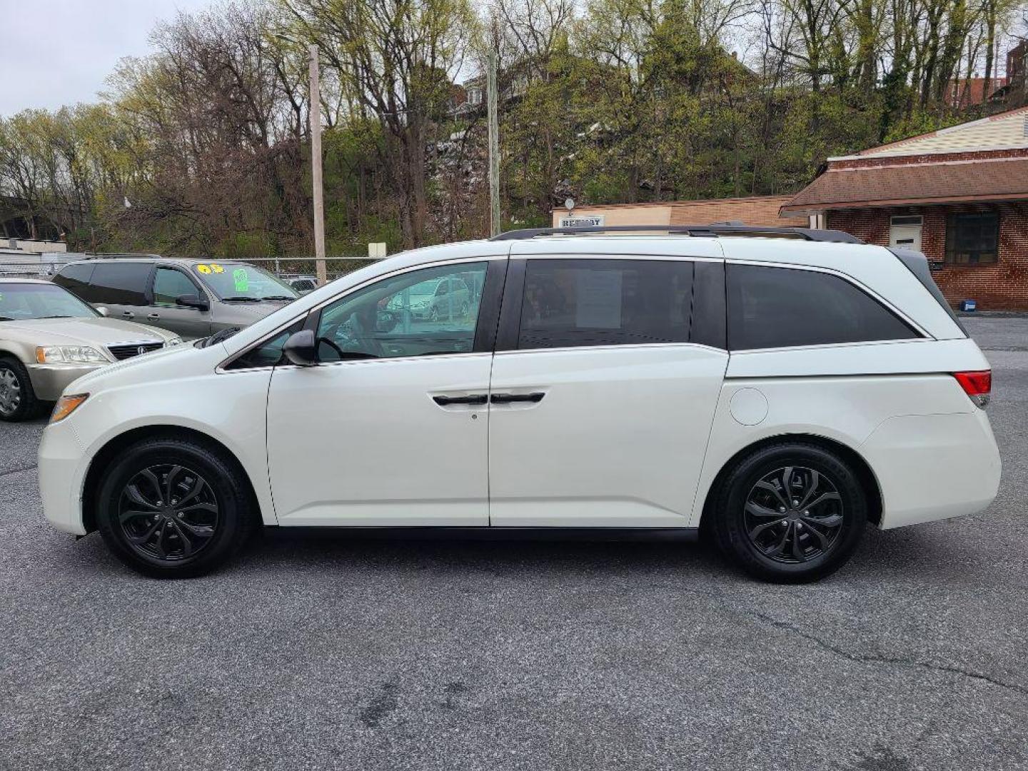 2014 WHITE HONDA ODYSSEY LX (5FNRL5H21EB) with an 3.5L engine, Automatic transmission, located at 117 North Cameron Street, Harrisburg, PA, 17101, (717) 963-8962, 40.266762, -76.875259 - WE FINANCE!!! Good Credit/ Bad Credit/ No Credit - ALL Trade-Ins Welcomed!!! ***Guaranteed Credit Approval*** APPLY ONLINE or CALL us TODAY ;) Internet Prices and Marketplace Prices are SPECIAL discounted ***CASH DEALS*** Retail Prices are higher. Please call us to discuss your cash and finan - Photo#5