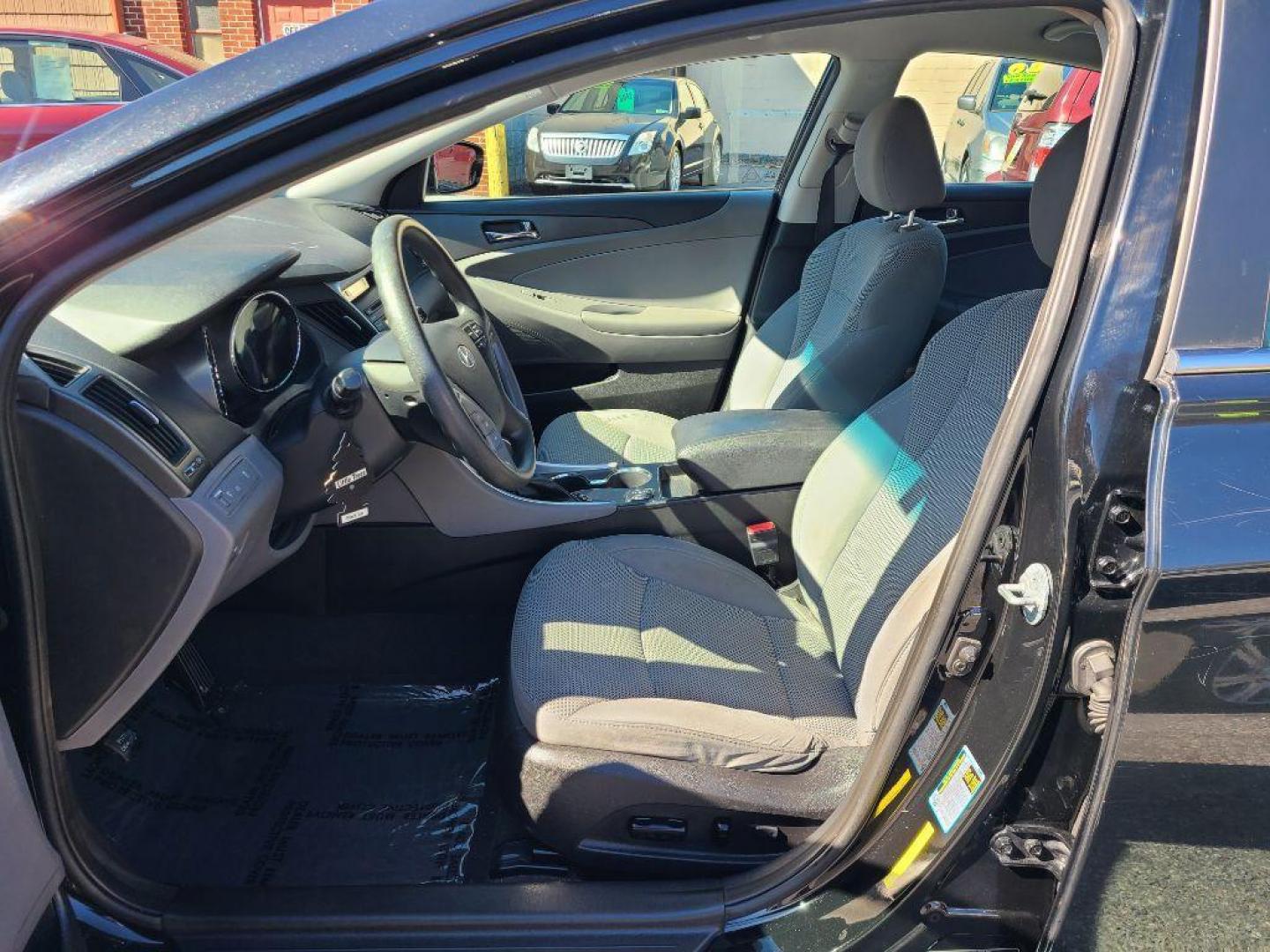 2014 BLACK HYUNDAI SONATA GLS (5NPEB4AC5EH) with an 2.4L engine, Automatic transmission, located at 117 North Cameron Street, Harrisburg, PA, 17101, (717) 963-8962, 40.266762, -76.875259 - WE FINANCE!!! Good Credit/ Bad Credit/ No Credit - ALL Trade-Ins Welcomed!!! ***Guaranteed Credit Approval*** APPLY ONLINE or CALL us TODAY ;) Internet Prices and Marketplace Prices are SPECIAL discounted ***CASH DEALS*** Retail Prices are higher. Please call us to discuss your cash and finan - Photo#10