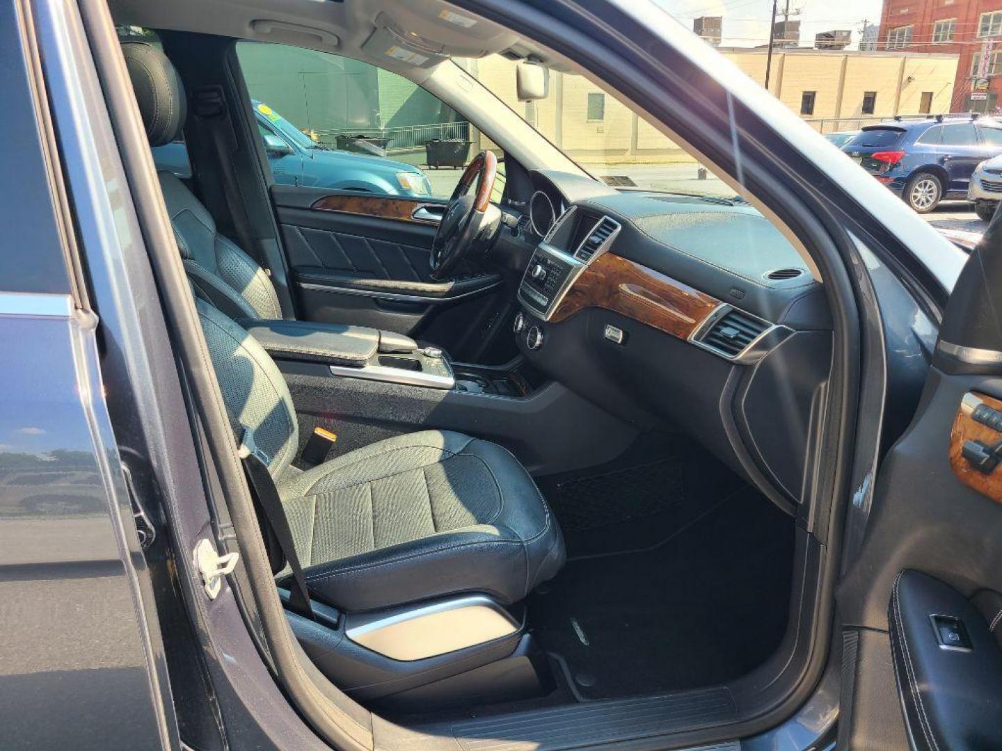 2014 GRAY MERCEDES-BENZ GL 550 4MATIC (4JGDF7DE4EA) with an 4.6L engine, Automatic transmission, located at 117 North Cameron Street, Harrisburg, PA, 17101, (717) 963-8962, 40.266762, -76.875259 - WE FINANCE!!! Good Credit/ Bad Credit/ No Credit - ALL Trade-Ins Welcomed!!! ***Guaranteed Credit Approval*** APPLY ONLINE or CALL us TODAY ;) Internet Prices and Marketplace Prices are SPECIAL discounted ***CASH DEALS*** Retail Prices are higher. Please call us to discuss your cash and finan - Photo#8
