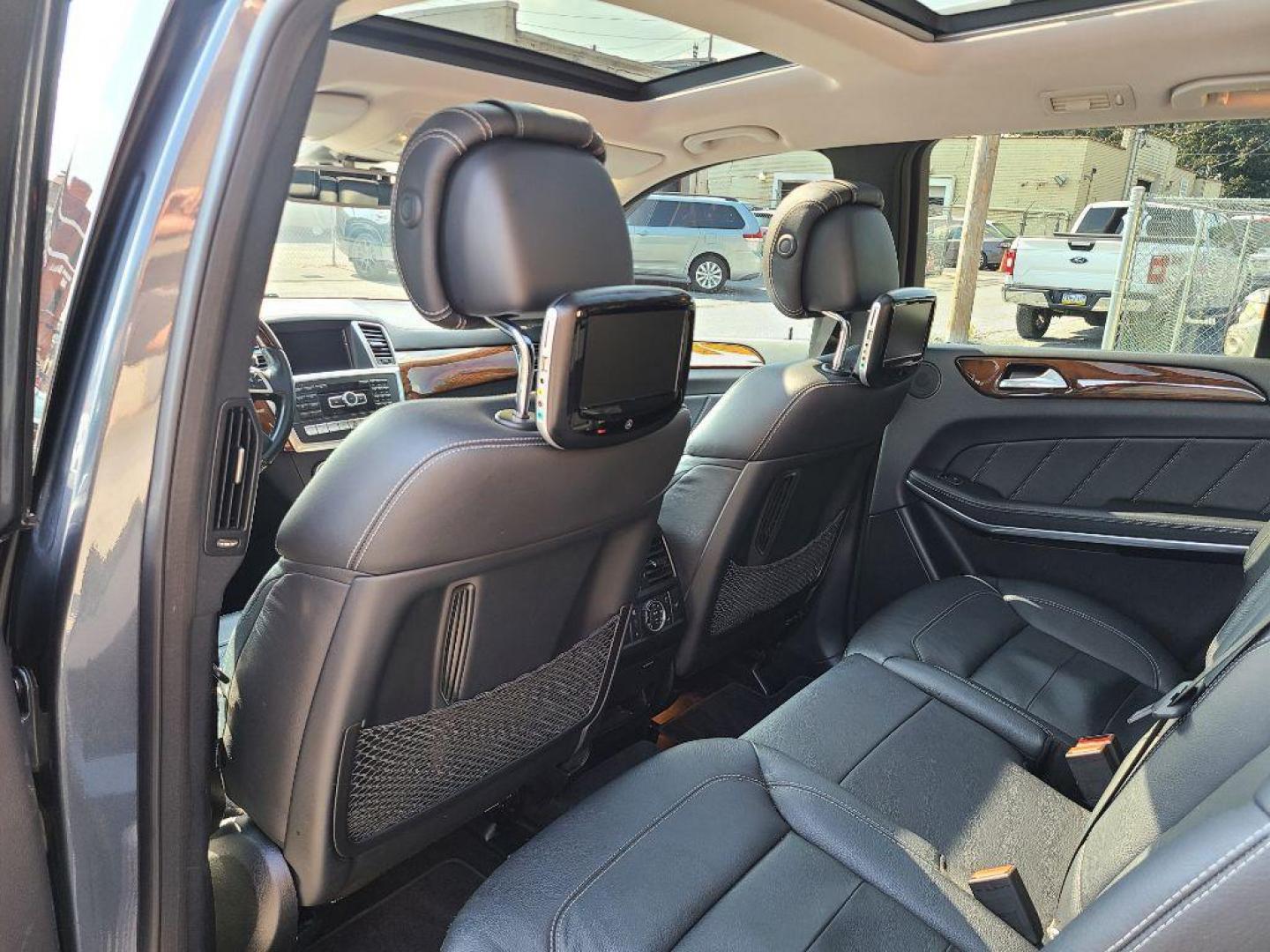 2014 GRAY MERCEDES-BENZ GL 550 4MATIC (4JGDF7DE4EA) with an 4.6L engine, Automatic transmission, located at 117 North Cameron Street, Harrisburg, PA, 17101, (717) 963-8962, 40.266762, -76.875259 - WE FINANCE!!! Good Credit/ Bad Credit/ No Credit - ALL Trade-Ins Welcomed!!! ***Guaranteed Credit Approval*** APPLY ONLINE or CALL us TODAY ;) Internet Prices and Marketplace Prices are SPECIAL discounted ***CASH DEALS*** Retail Prices are higher. Please call us to discuss your cash and finan - Photo#17