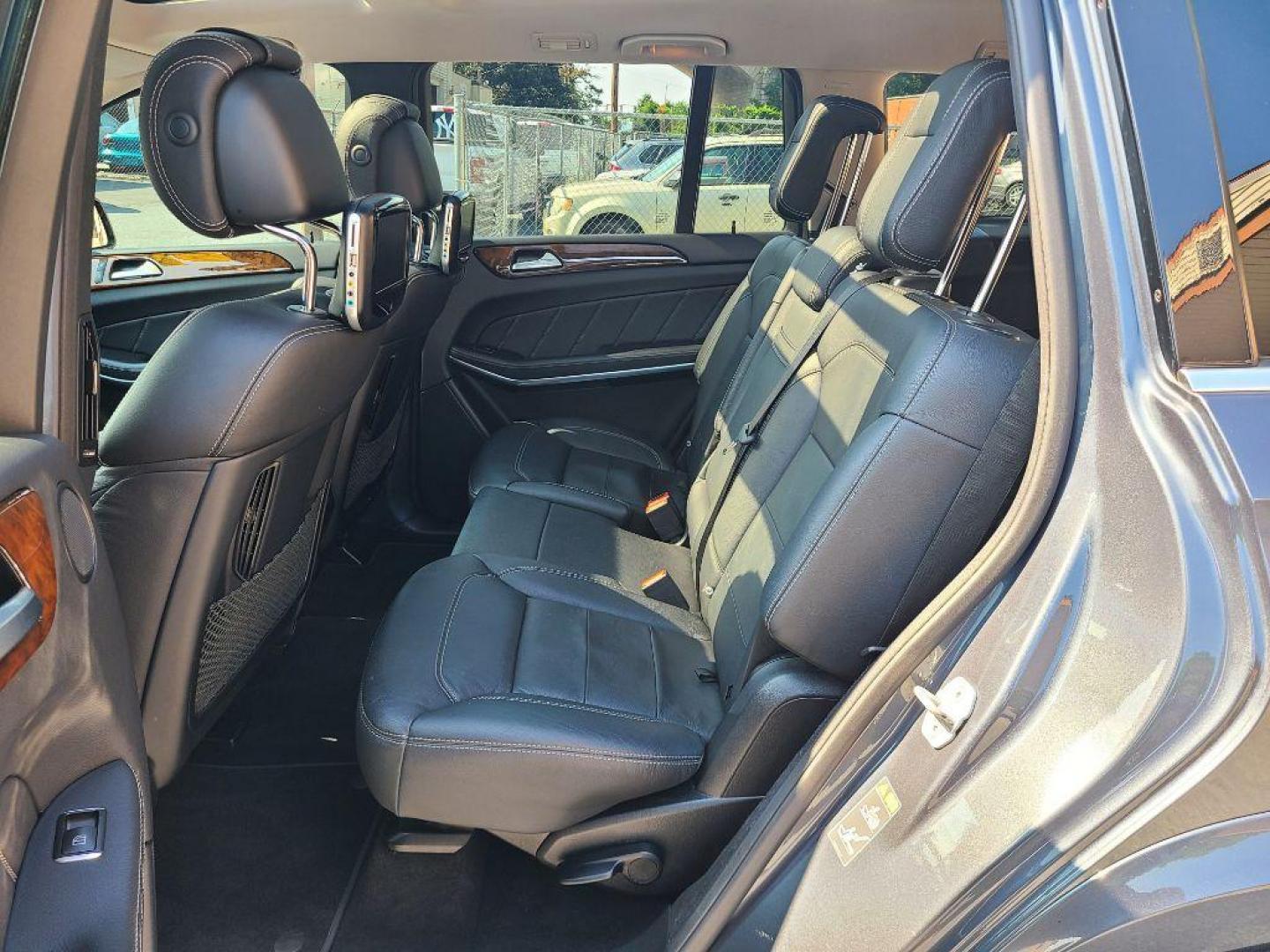 2014 GRAY MERCEDES-BENZ GL 550 4MATIC (4JGDF7DE4EA) with an 4.6L engine, Automatic transmission, located at 117 North Cameron Street, Harrisburg, PA, 17101, (717) 963-8962, 40.266762, -76.875259 - WE FINANCE!!! Good Credit/ Bad Credit/ No Credit - ALL Trade-Ins Welcomed!!! ***Guaranteed Credit Approval*** APPLY ONLINE or CALL us TODAY ;) Internet Prices and Marketplace Prices are SPECIAL discounted ***CASH DEALS*** Retail Prices are higher. Please call us to discuss your cash and finan - Photo#18