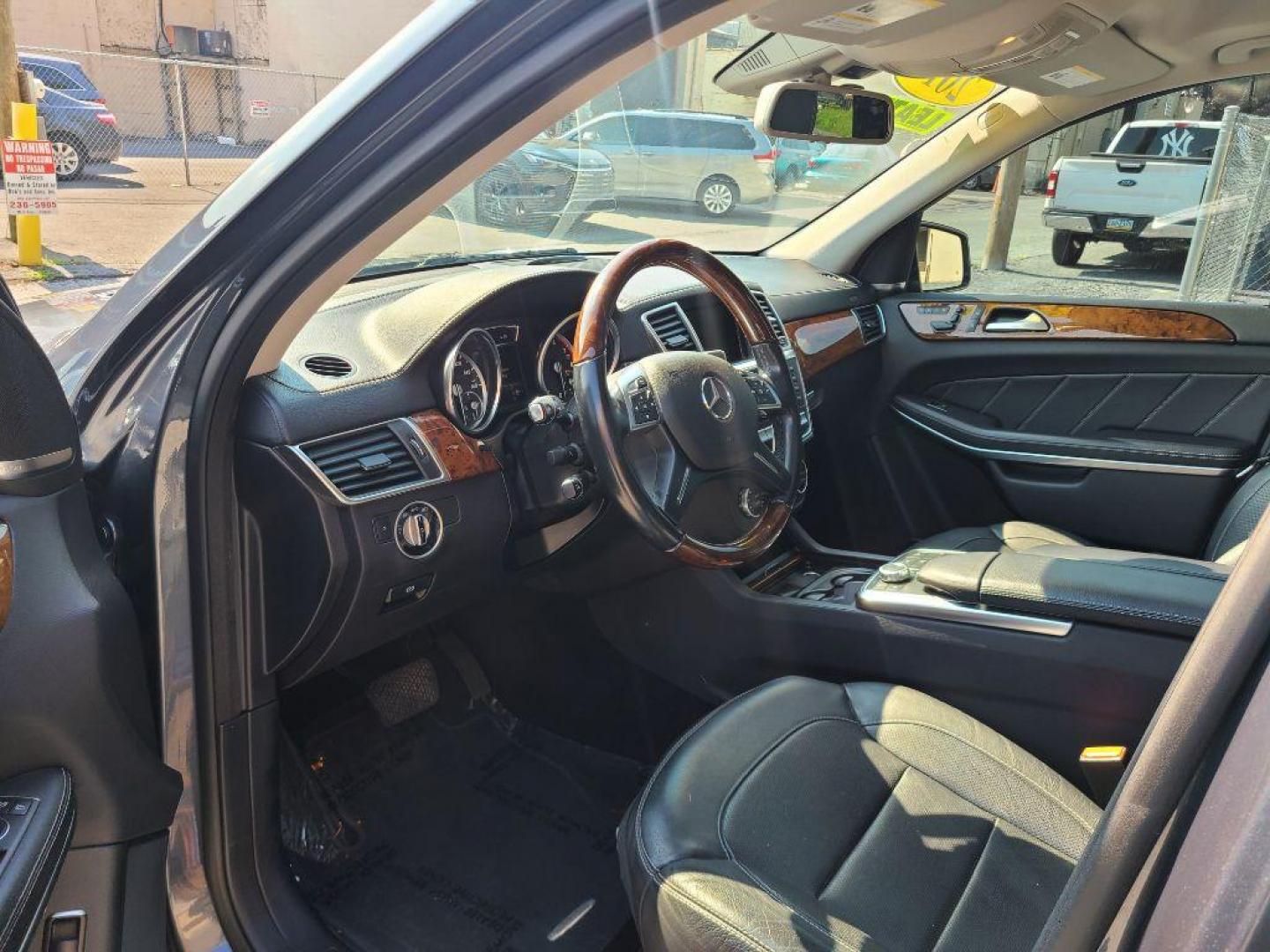 2014 GRAY MERCEDES-BENZ GL 550 4MATIC (4JGDF7DE4EA) with an 4.6L engine, Automatic transmission, located at 117 North Cameron Street, Harrisburg, PA, 17101, (717) 963-8962, 40.266762, -76.875259 - WE FINANCE!!! Good Credit/ Bad Credit/ No Credit - ALL Trade-Ins Welcomed!!! ***Guaranteed Credit Approval*** APPLY ONLINE or CALL us TODAY ;) Internet Prices and Marketplace Prices are SPECIAL discounted ***CASH DEALS*** Retail Prices are higher. Please call us to discuss your cash and finan - Photo#19
