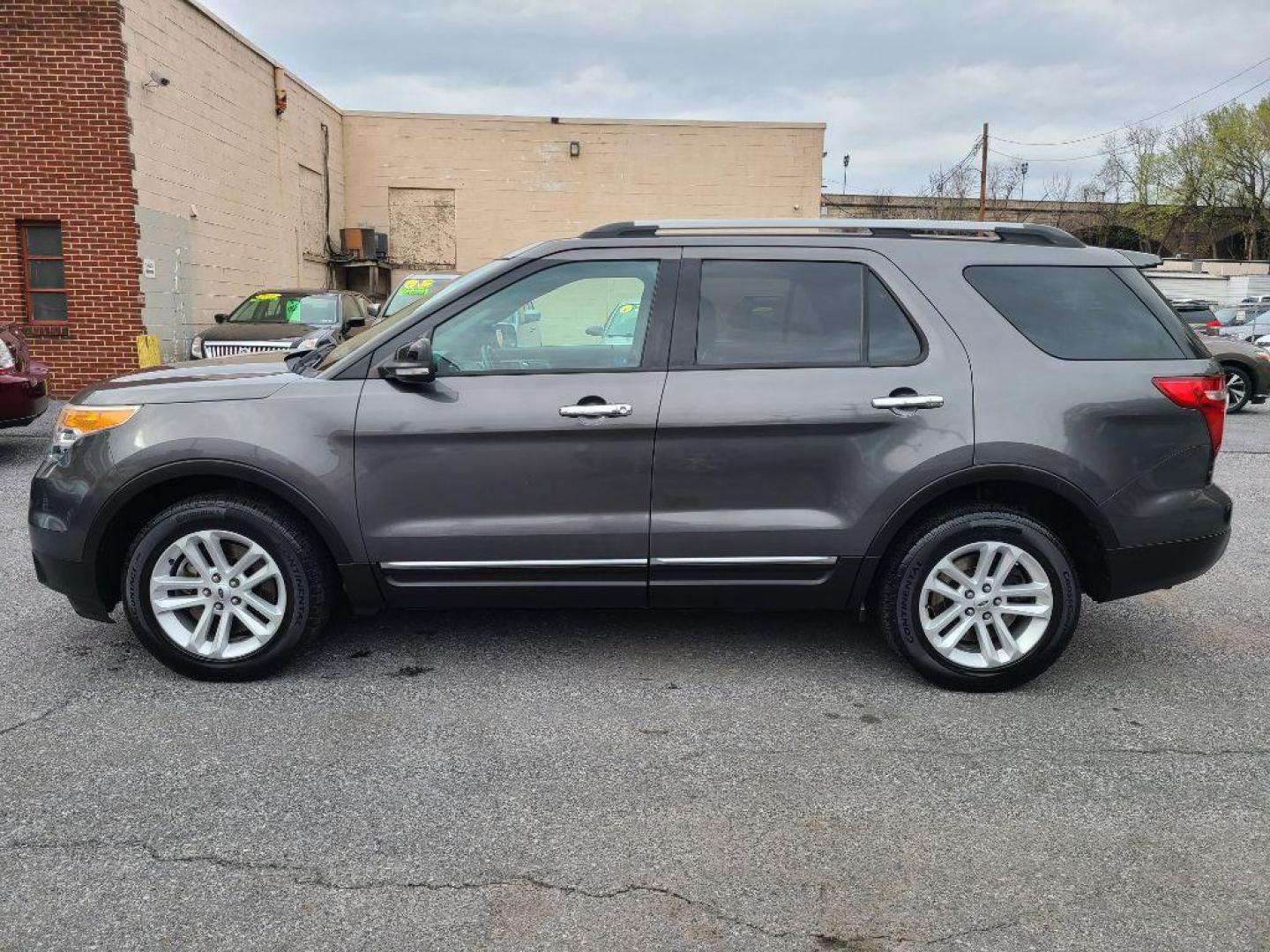 2015 GRAY FORD EXPLORER XLT (1FM5K8D89FG) with an 3.5L engine, Automatic transmission, located at 117 North Cameron Street, Harrisburg, PA, 17101, (717) 963-8962, 40.266762, -76.875259 - WE FINANCE!!! Good Credit/ Bad Credit/ No Credit - ALL Trade-Ins Welcomed!!! ***Guaranteed Credit Approval*** APPLY ONLINE or CALL us TODAY ;) Internet Prices and Marketplace Prices are SPECIAL discounted ***CASH DEALS*** Retail Prices are higher. Please call us to discuss your cash and finan - Photo#2