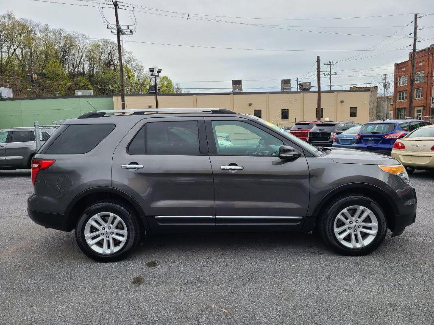 2015 GRAY FORD EXPLORER XLT (1FM5K8D89FG) with an 3.5L engine, Automatic transmission, located at 117 North Cameron Street, Harrisburg, PA, 17101, (717) 963-8962, 40.266762, -76.875259 - WE FINANCE!!! Good Credit/ Bad Credit/ No Credit - ALL Trade-Ins Welcomed!!! ***Guaranteed Credit Approval*** APPLY ONLINE or CALL us TODAY ;) Internet Prices and Marketplace Prices are SPECIAL discounted ***CASH DEALS*** Retail Prices are higher. Please call us to discuss your cash and finan - Photo#3