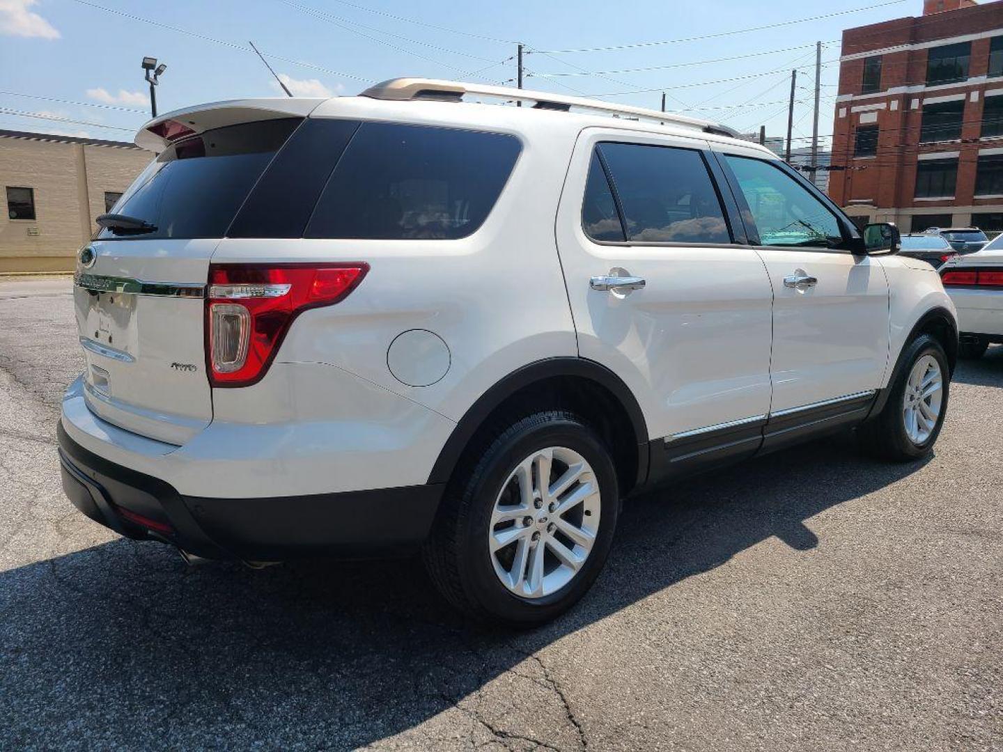 2015 WHITE FORD EXPLORER XLT (1FM5K8D82FG) with an 3.5L engine, Automatic transmission, located at 117 North Cameron Street, Harrisburg, PA, 17101, (717) 963-8962, 40.266762, -76.875259 - WE FINANCE!!! Good Credit/ Bad Credit/ No Credit - ALL Trade-Ins Welcomed!!! ***Guaranteed Credit Approval*** APPLY ONLINE or CALL us TODAY ;) Internet Prices and Marketplace Prices are SPECIAL discounted ***CASH DEALS*** Retail Prices are higher. Please call us to discuss your cash and finan - Photo#5