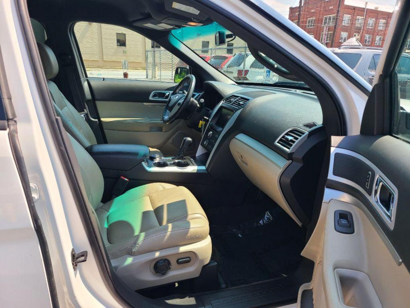 2015 WHITE FORD EXPLORER XLT (1FM5K8D82FG) with an 3.5L engine, Automatic transmission, located at 117 North Cameron Street, Harrisburg, PA, 17101, (717) 963-8962, 40.266762, -76.875259 - WE FINANCE!!! Good Credit/ Bad Credit/ No Credit - ALL Trade-Ins Welcomed!!! ***Guaranteed Credit Approval*** APPLY ONLINE or CALL us TODAY ;) Internet Prices and Marketplace Prices are SPECIAL discounted ***CASH DEALS*** Retail Prices are higher. Please call us to discuss your cash and finan - Photo#10