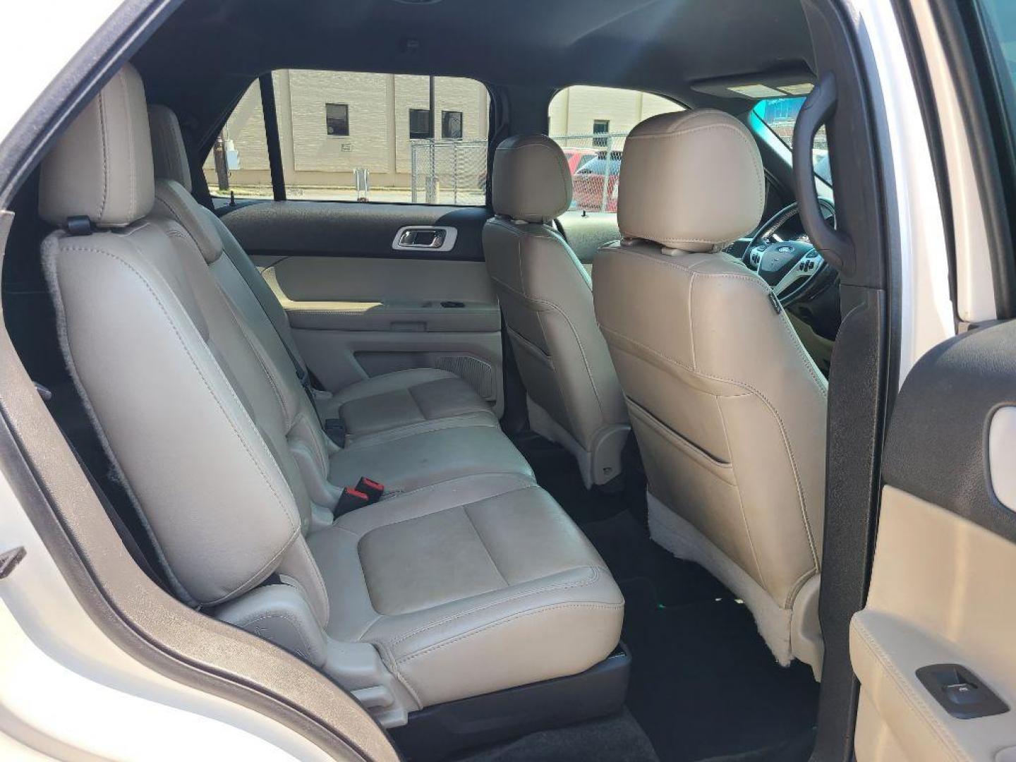2015 WHITE FORD EXPLORER XLT (1FM5K8D82FG) with an 3.5L engine, Automatic transmission, located at 117 North Cameron Street, Harrisburg, PA, 17101, (717) 963-8962, 40.266762, -76.875259 - WE FINANCE!!! Good Credit/ Bad Credit/ No Credit - ALL Trade-Ins Welcomed!!! ***Guaranteed Credit Approval*** APPLY ONLINE or CALL us TODAY ;) Internet Prices and Marketplace Prices are SPECIAL discounted ***CASH DEALS*** Retail Prices are higher. Please call us to discuss your cash and finan - Photo#11