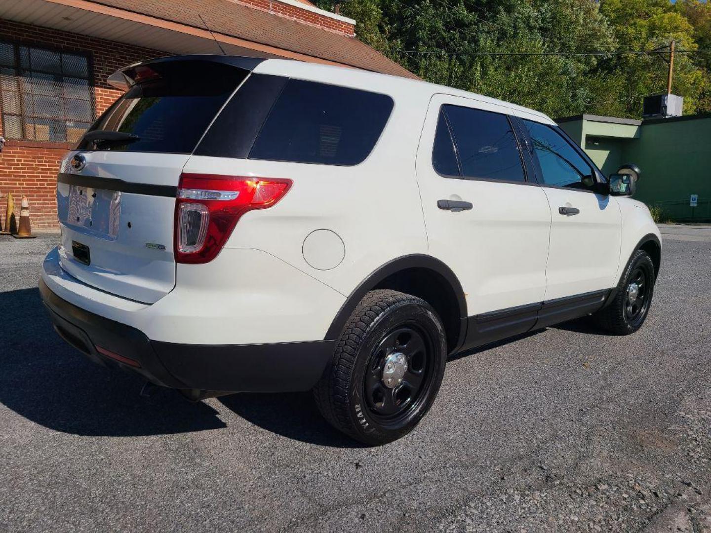 2015 WHITE FORD EXPLORER POLICE INTERCEPTOR (1FM5K8AR4FG) with an 3.7L engine, Automatic transmission, located at 117 North Cameron Street, Harrisburg, PA, 17101, (717) 963-8962, 40.266762, -76.875259 - WE FINANCE!!! Good Credit/ Bad Credit/ No Credit - ALL Trade-Ins Welcomed!!! ***Guaranteed Credit Approval*** APPLY ONLINE or CALL us TODAY ;) Internet Prices and Marketplace Prices are SPECIAL discounted ***CASH DEALS*** Retail Prices are higher. Please call us to discuss your cash and finan - Photo#4