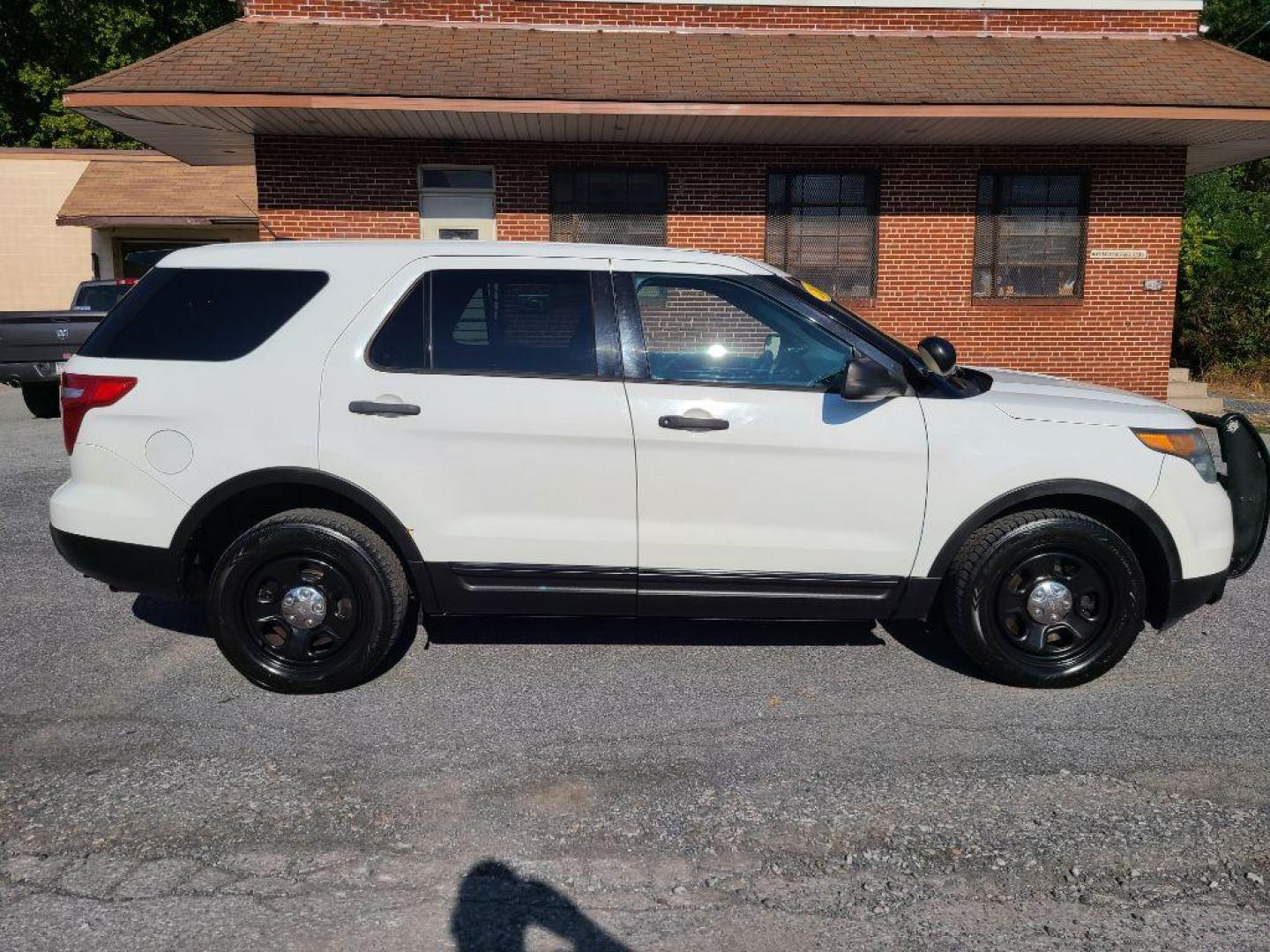 2015 WHITE FORD EXPLORER POLICE INTERCEPTOR (1FM5K8AR4FG) with an 3.7L engine, Automatic transmission, located at 117 North Cameron Street, Harrisburg, PA, 17101, (717) 963-8962, 40.266762, -76.875259 - WE FINANCE!!! Good Credit/ Bad Credit/ No Credit - ALL Trade-Ins Welcomed!!! ***Guaranteed Credit Approval*** APPLY ONLINE or CALL us TODAY ;) Internet Prices and Marketplace Prices are SPECIAL discounted ***CASH DEALS*** Retail Prices are higher. Please call us to discuss your cash and finan - Photo#5
