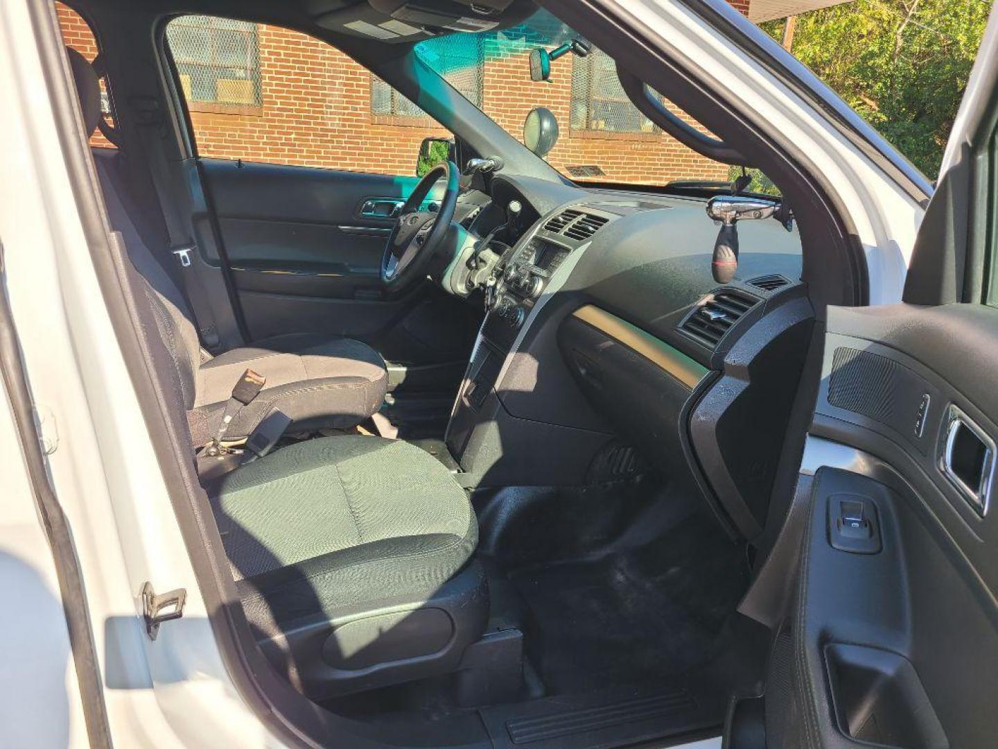 2015 WHITE FORD EXPLORER POLICE INTERCEPTOR (1FM5K8AR4FG) with an 3.7L engine, Automatic transmission, located at 117 North Cameron Street, Harrisburg, PA, 17101, (717) 963-8962, 40.266762, -76.875259 - WE FINANCE!!! Good Credit/ Bad Credit/ No Credit - ALL Trade-Ins Welcomed!!! ***Guaranteed Credit Approval*** APPLY ONLINE or CALL us TODAY ;) Internet Prices and Marketplace Prices are SPECIAL discounted ***CASH DEALS*** Retail Prices are higher. Please call us to discuss your cash and finan - Photo#8