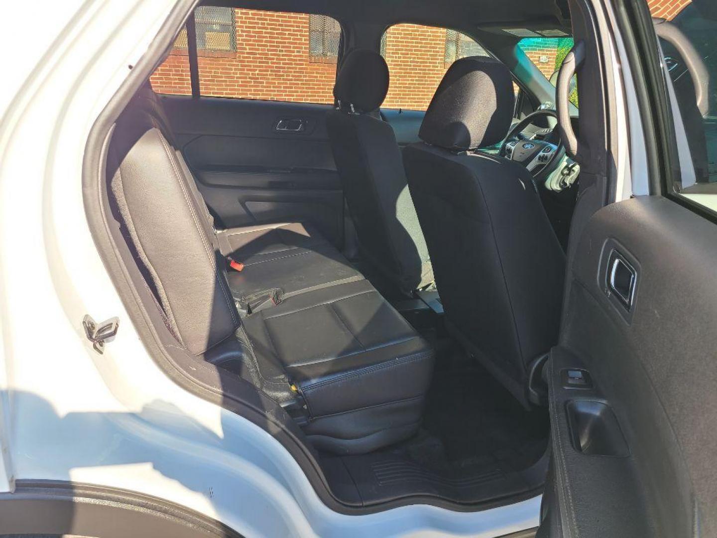 2015 WHITE FORD EXPLORER POLICE INTERCEPTOR (1FM5K8AR4FG) with an 3.7L engine, Automatic transmission, located at 117 North Cameron Street, Harrisburg, PA, 17101, (717) 963-8962, 40.266762, -76.875259 - WE FINANCE!!! Good Credit/ Bad Credit/ No Credit - ALL Trade-Ins Welcomed!!! ***Guaranteed Credit Approval*** APPLY ONLINE or CALL us TODAY ;) Internet Prices and Marketplace Prices are SPECIAL discounted ***CASH DEALS*** Retail Prices are higher. Please call us to discuss your cash and finan - Photo#10