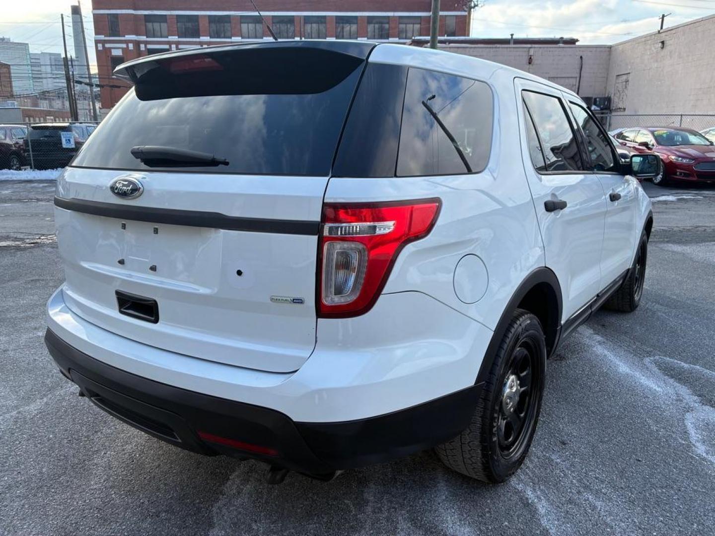 2015 WHITE FORD EXPLORER POLICE INTERCEPTOR (1FM5K8AR8FG) with an 3.7L engine, Automatic transmission, located at 117 North Cameron Street, Harrisburg, PA, 17101, (717) 963-8962, 40.266762, -76.875259 - WE FINANCE!!! Good Credit/ Challenged Credit/ No Credit - ALL Trade-Ins Welcomed!!! APPLY ONLINE or CALL us TODAY ;) Please call us to discuss your cash and/or financing options. - Photo#4