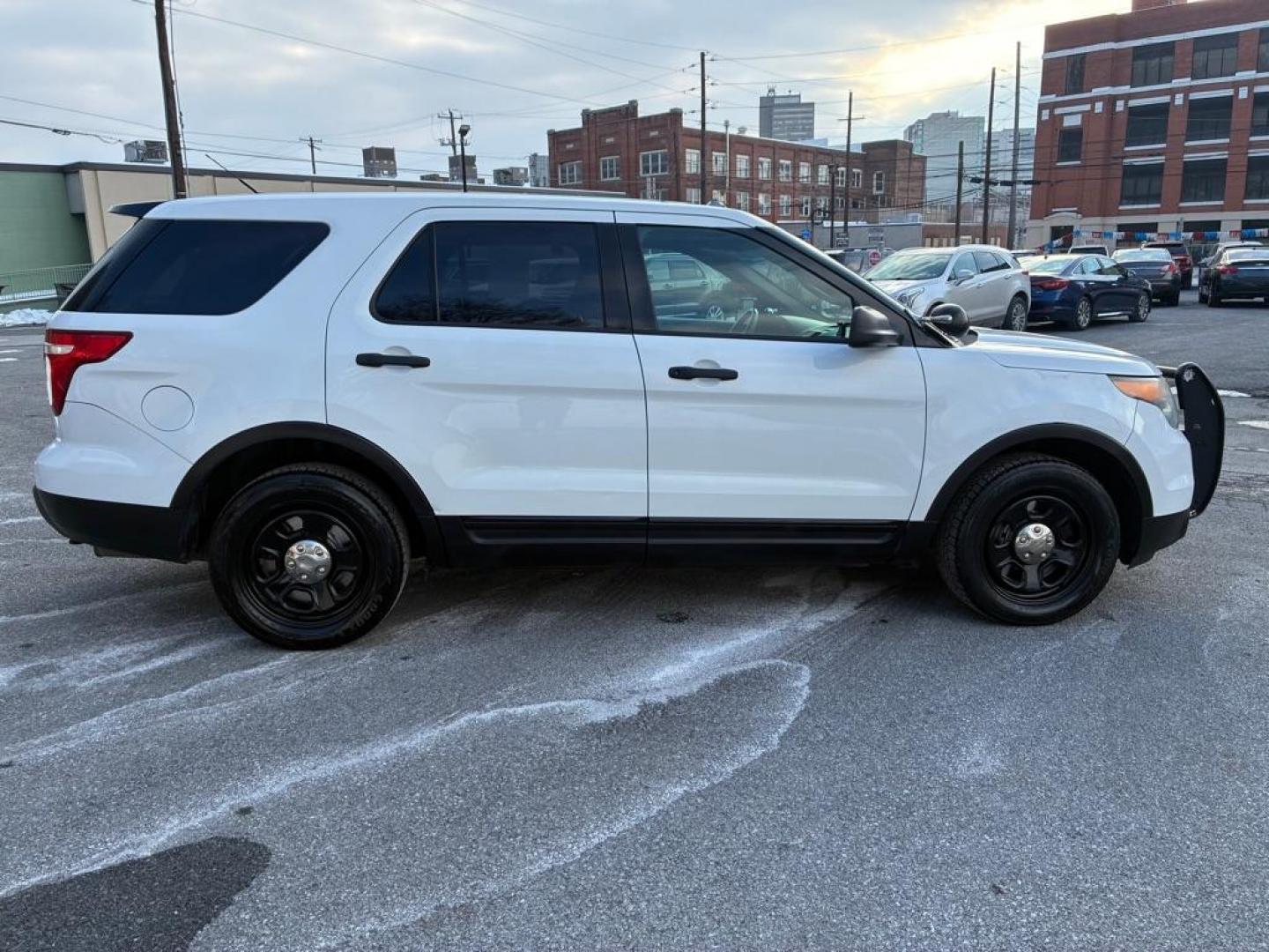 2015 WHITE FORD EXPLORER POLICE INTERCEPTOR (1FM5K8AR8FG) with an 3.7L engine, Automatic transmission, located at 117 North Cameron Street, Harrisburg, PA, 17101, (717) 963-8962, 40.266762, -76.875259 - WE FINANCE!!! Good Credit/ Challenged Credit/ No Credit - ALL Trade-Ins Welcomed!!! APPLY ONLINE or CALL us TODAY ;) Please call us to discuss your cash and/or financing options. - Photo#5