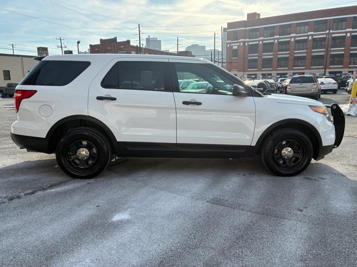 2015 WHITE FORD EXPLORER POLICE INTERCEPTOR (1FM5K8AR9FG) with an 3.7L engine, Automatic transmission, located at 117 North Cameron Street, Harrisburg, PA, 17101, (717) 963-8962, 40.266762, -76.875259 - WE FINANCE!!! Good Credit/ Challenged Credit/ No Credit - ALL Trade-Ins Welcomed!!! APPLY ONLINE or CALL us TODAY ;) Please call us to discuss your cash and/or financing options. - Photo#5