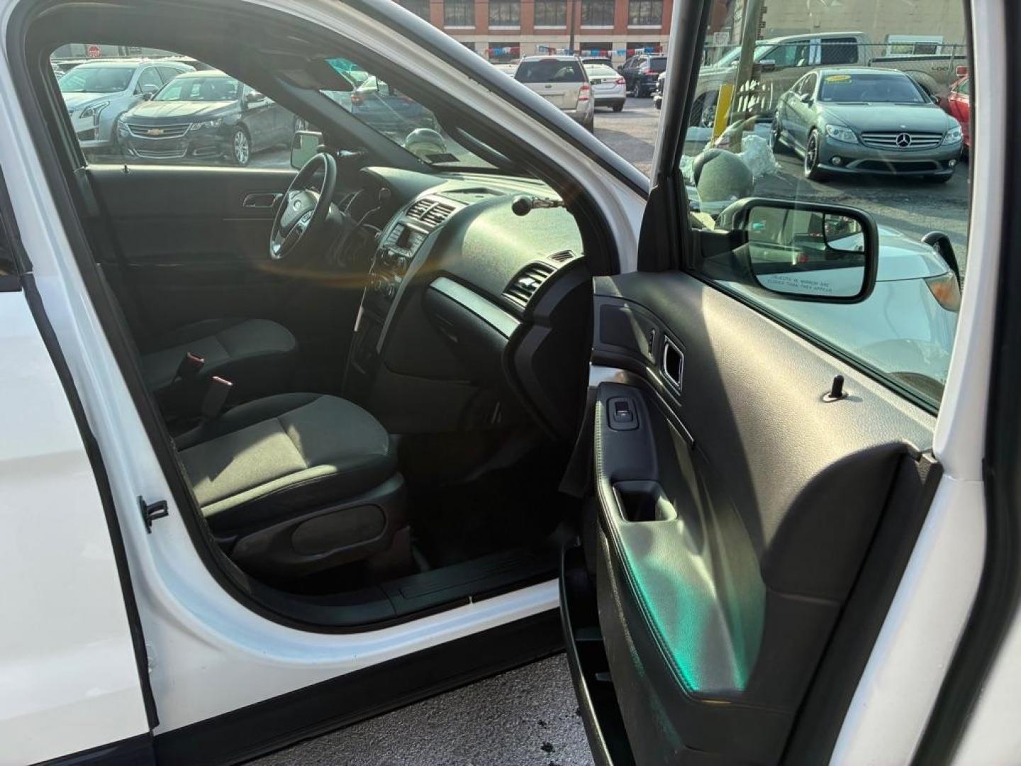 2015 WHITE FORD EXPLORER POLICE INTERCEPTOR (1FM5K8AR9FG) with an 3.7L engine, Automatic transmission, located at 117 North Cameron Street, Harrisburg, PA, 17101, (717) 963-8962, 40.266762, -76.875259 - WE FINANCE!!! Good Credit/ Challenged Credit/ No Credit - ALL Trade-Ins Welcomed!!! APPLY ONLINE or CALL us TODAY ;) Please call us to discuss your cash and/or financing options. - Photo#8