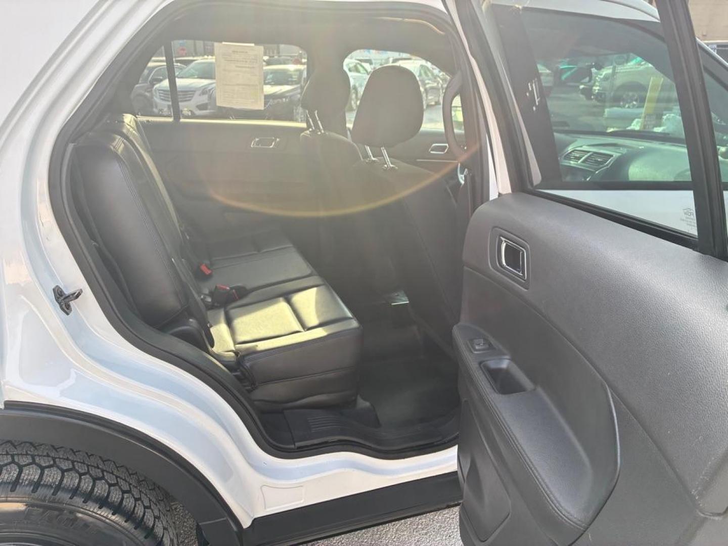 2015 WHITE FORD EXPLORER POLICE INTERCEPTOR (1FM5K8AR9FG) with an 3.7L engine, Automatic transmission, located at 117 North Cameron Street, Harrisburg, PA, 17101, (717) 963-8962, 40.266762, -76.875259 - WE FINANCE!!! Good Credit/ Challenged Credit/ No Credit - ALL Trade-Ins Welcomed!!! APPLY ONLINE or CALL us TODAY ;) Please call us to discuss your cash and/or financing options. - Photo#9