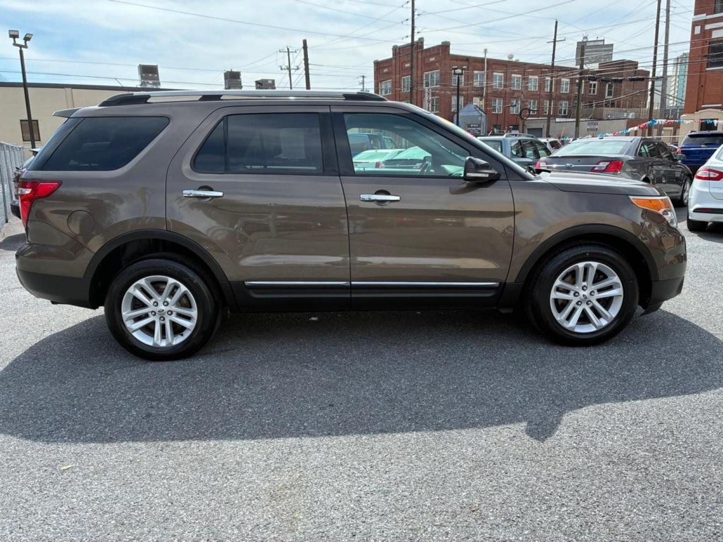 2015 BROWN FORD EXPLORER XLT (1FM5K8D84FG) with an 3.5L engine, Automatic transmission, located at 117 North Cameron Street, Harrisburg, PA, 17101, (717) 963-8962, 40.266762, -76.875259 - WE FINANCE!!! Good Credit/ Challenged Credit/ No Credit - ALL Trade-Ins Welcomed!!! APPLY ONLINE or CALL us TODAY ;) Please call us to discuss your cash and/or financing options. - Photo#5