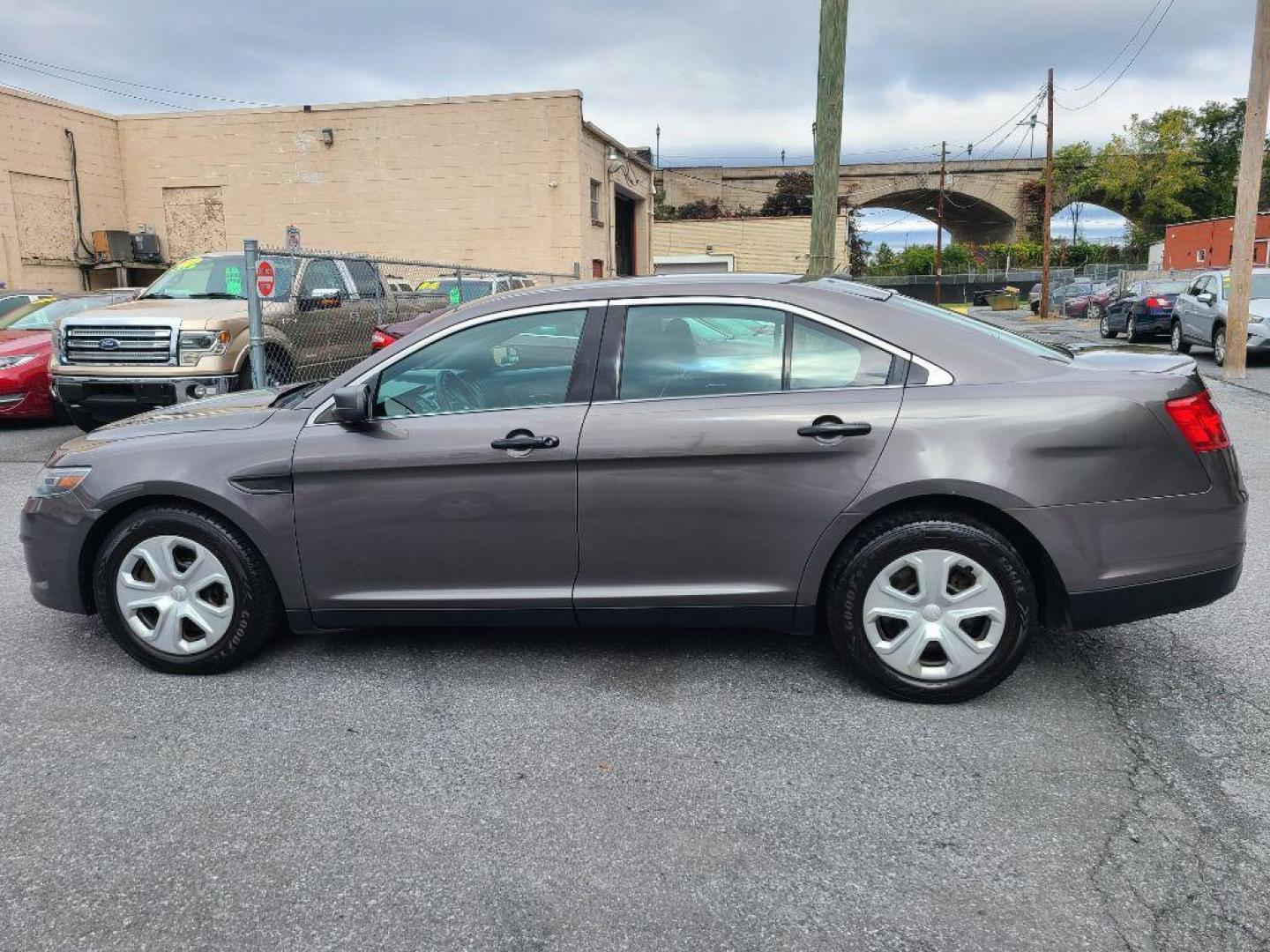 2015 GRAY FORD TAURUS POLICE INTERCEPTOR (1FAHP2MK4FG) with an 3.7L engine, Automatic transmission, located at 117 North Cameron Street, Harrisburg, PA, 17101, (717) 963-8962, 40.266762, -76.875259 - WE FINANCE!!! Good Credit/ Bad Credit/ No Credit - ALL Trade-Ins Welcomed!!! ***Guaranteed Credit Approval*** APPLY ONLINE or CALL us TODAY ;) Please call us to discuss your cash and financing options. - Photo#4