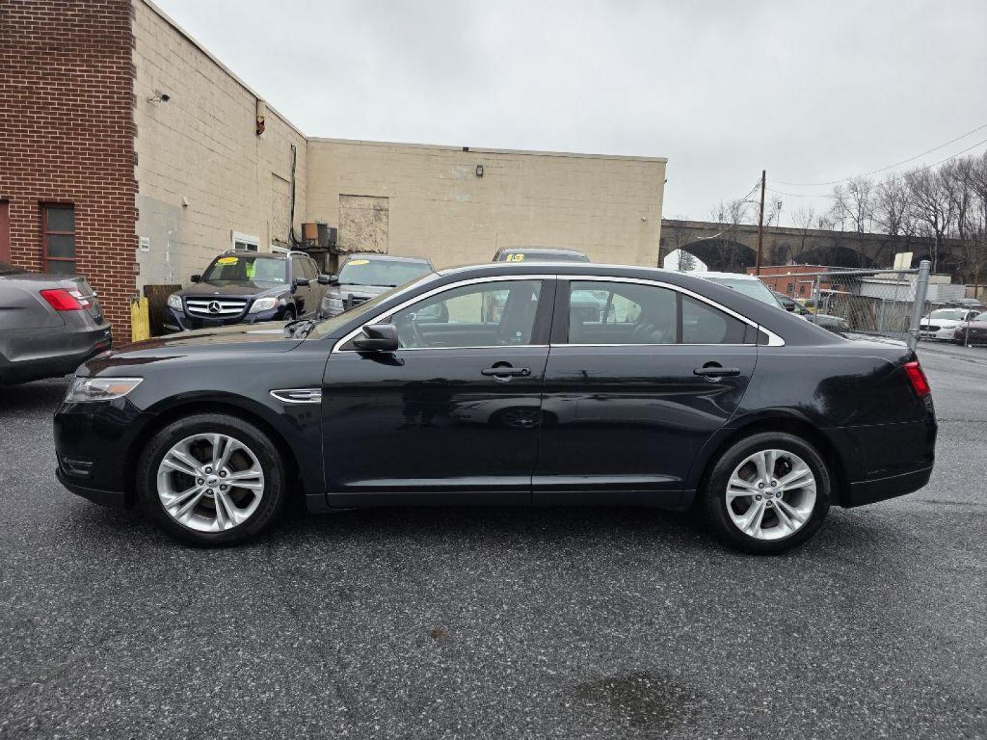 2015 GRAY FORD TAURUS SEL (1FAHP2E82FG) with an 3.5L engine, Automatic transmission, located at 117 North Cameron Street, Harrisburg, PA, 17101, (717) 963-8962, 40.266762, -76.875259 - WE FINANCE!!! Good Credit/ Challenged Credit/ No Credit - ALL Trade-Ins Welcomed!!! APPLY ONLINE or CALL us TODAY ;) Please call us to discuss your cash and/or financing options. - Photo#1