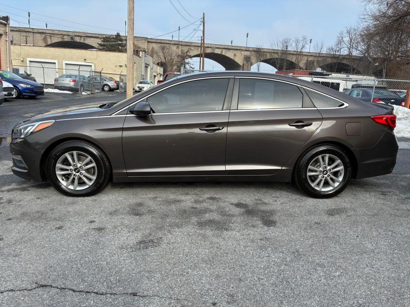 2015 BROWN HYUNDAI SONATA SE (5NPE24AF2FH) with an 2.4L engine, Automatic transmission, located at 117 North Cameron Street, Harrisburg, PA, 17101, (717) 963-8962, 40.266762, -76.875259 - WE FINANCE!!! Good Credit/ Challenged Credit/ No Credit - ALL Trade-Ins Welcomed!!! APPLY ONLINE or CALL us TODAY ;) Please call us to discuss your cash and/or financing options. - Photo#1