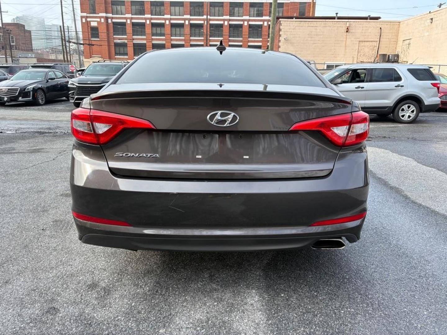2015 BROWN HYUNDAI SONATA SE (5NPE24AF2FH) with an 2.4L engine, Automatic transmission, located at 117 North Cameron Street, Harrisburg, PA, 17101, (717) 963-8962, 40.266762, -76.875259 - WE FINANCE!!! Good Credit/ Challenged Credit/ No Credit - ALL Trade-Ins Welcomed!!! APPLY ONLINE or CALL us TODAY ;) Please call us to discuss your cash and/or financing options. - Photo#3