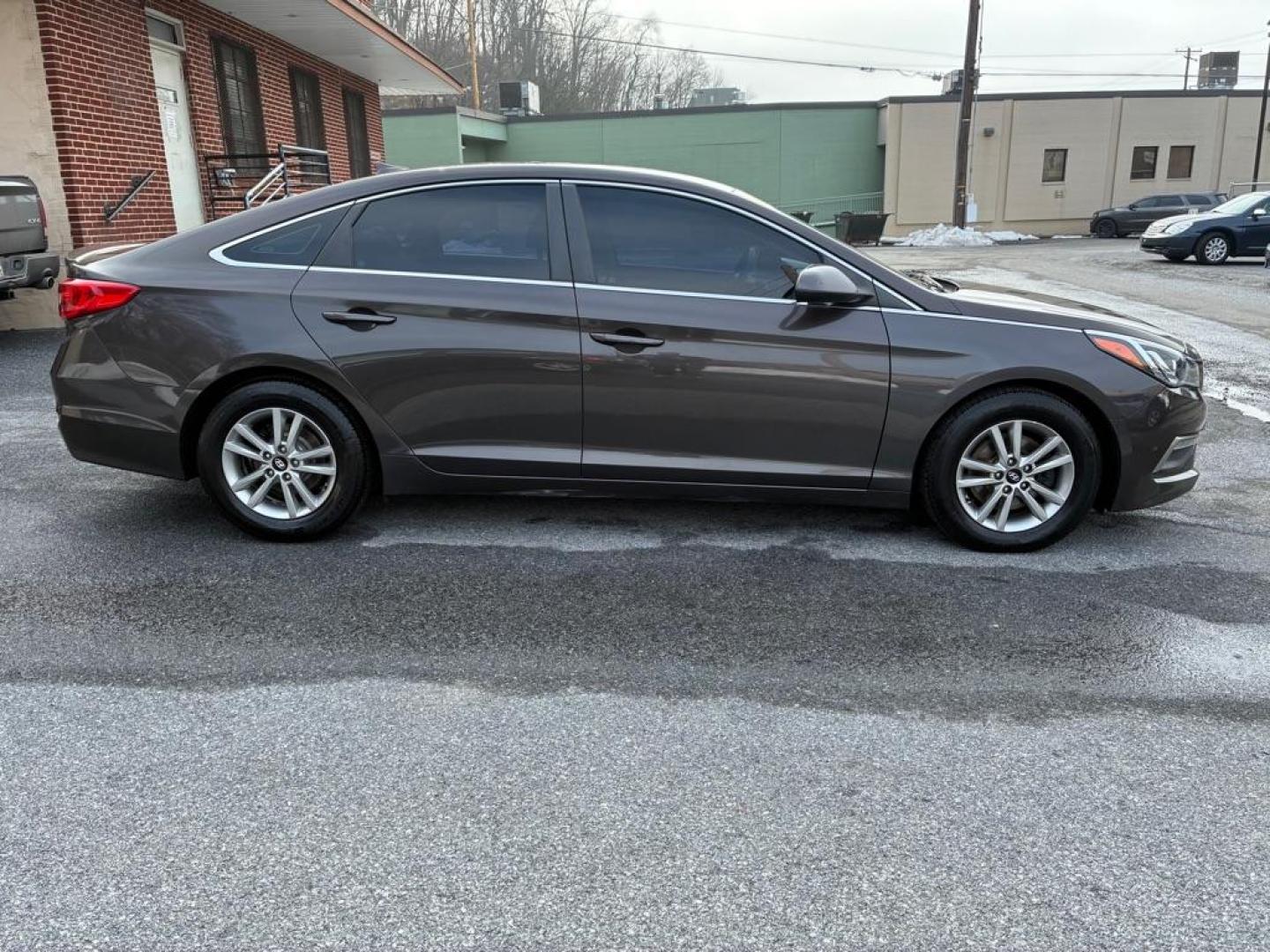 2015 BROWN HYUNDAI SONATA SE (5NPE24AF2FH) with an 2.4L engine, Automatic transmission, located at 117 North Cameron Street, Harrisburg, PA, 17101, (717) 963-8962, 40.266762, -76.875259 - WE FINANCE!!! Good Credit/ Challenged Credit/ No Credit - ALL Trade-Ins Welcomed!!! APPLY ONLINE or CALL us TODAY ;) Please call us to discuss your cash and/or financing options. - Photo#5
