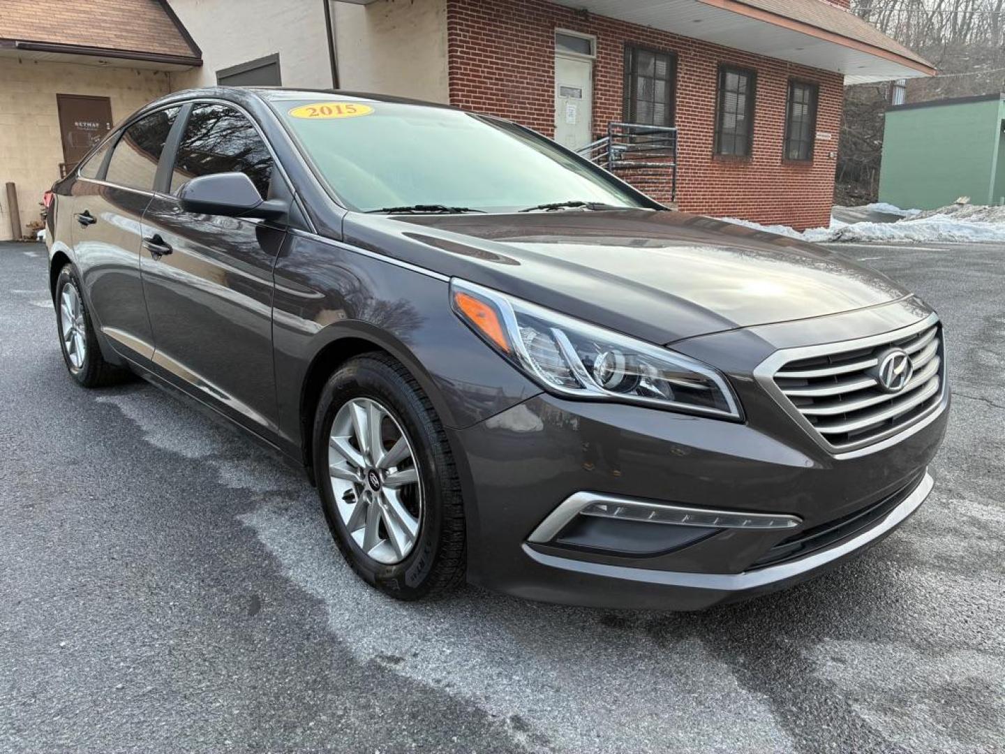 2015 BROWN HYUNDAI SONATA SE (5NPE24AF2FH) with an 2.4L engine, Automatic transmission, located at 117 North Cameron Street, Harrisburg, PA, 17101, (717) 963-8962, 40.266762, -76.875259 - WE FINANCE!!! Good Credit/ Challenged Credit/ No Credit - ALL Trade-Ins Welcomed!!! APPLY ONLINE or CALL us TODAY ;) Please call us to discuss your cash and/or financing options. - Photo#6