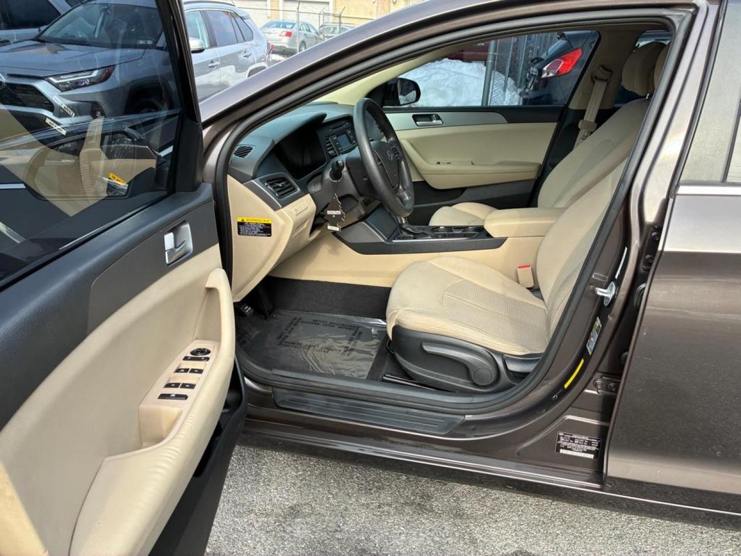2015 BROWN HYUNDAI SONATA SE (5NPE24AF2FH) with an 2.4L engine, Automatic transmission, located at 117 North Cameron Street, Harrisburg, PA, 17101, (717) 963-8962, 40.266762, -76.875259 - WE FINANCE!!! Good Credit/ Challenged Credit/ No Credit - ALL Trade-Ins Welcomed!!! APPLY ONLINE or CALL us TODAY ;) Please call us to discuss your cash and/or financing options. - Photo#13