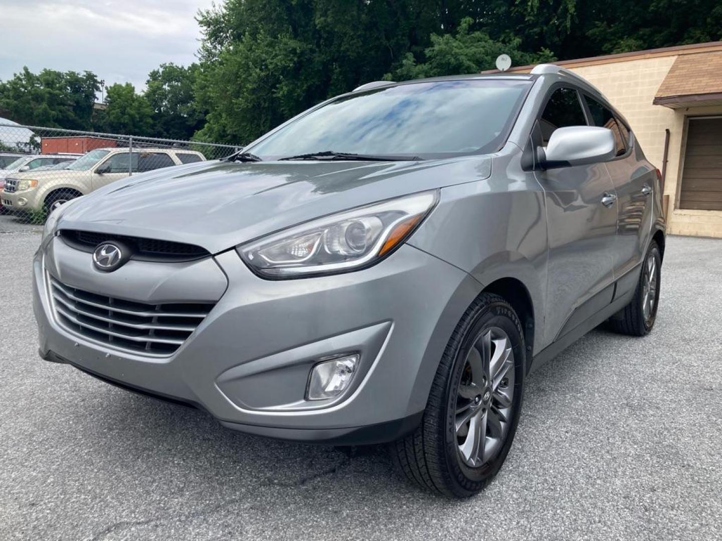 2015 SILVER HYUNDAI TUCSON LIMITED (KM8JUCAG1FU) with an 2.4L engine, Automatic transmission, located at 7981 Paxton Street, Harrisburg, PA, 17111, (717) 561-2926, 40.261490, -76.749229 - WE FINANCE!!! Good Credit/ Bad Credit/ No Credit - ALL Trade-Ins Welcomed!!! ***Guaranteed Credit Approval*** APPLY ONLINE or CALL us TODAY ;) Internet Prices and Marketplace Prices are SPECIAL discounted ***CASH DEALS*** Retail Prices are higher. Please call us to discuss your cash and finan - Photo#0