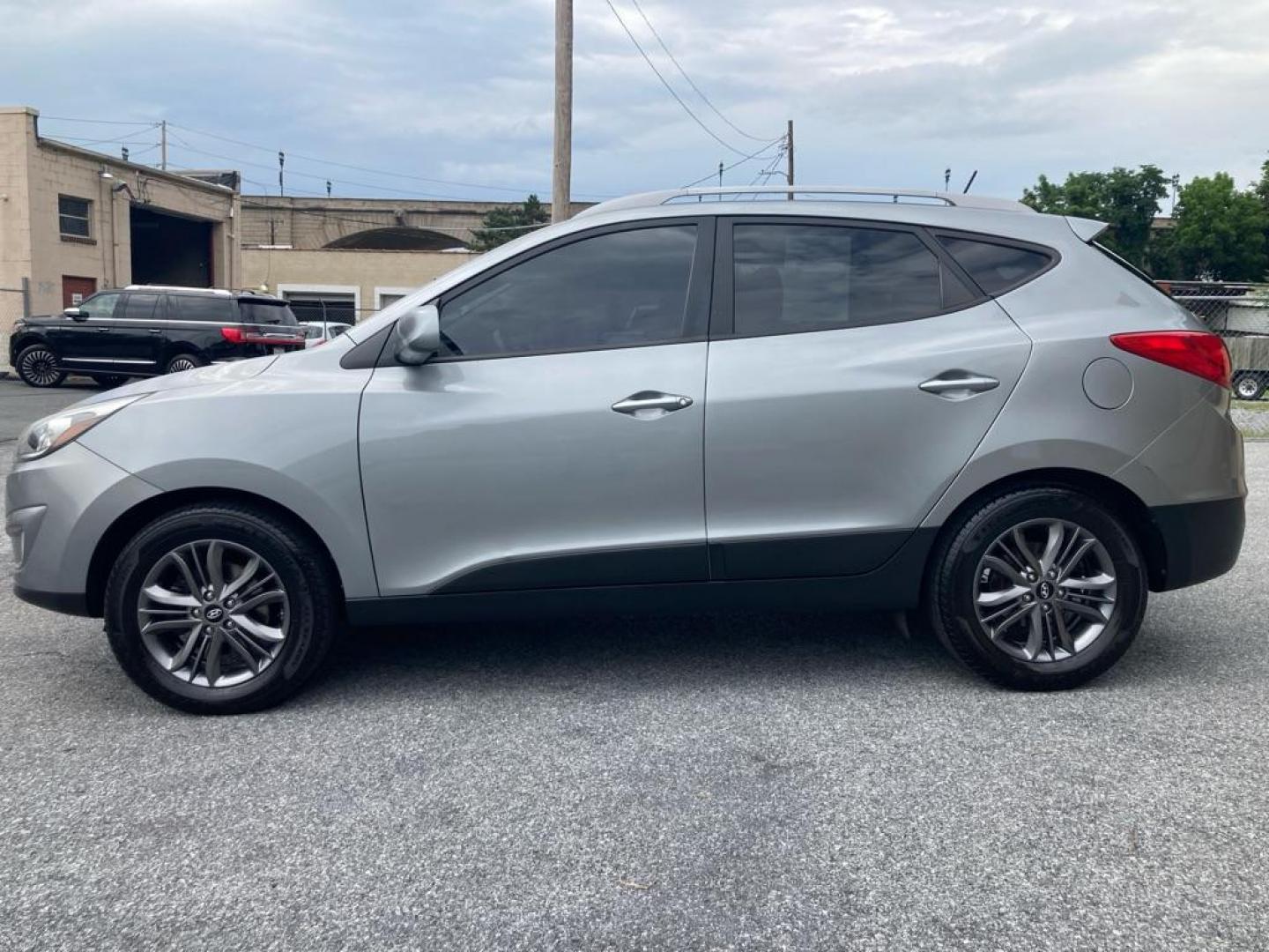 2015 SILVER HYUNDAI TUCSON LIMITED (KM8JUCAG1FU) with an 2.4L engine, Automatic transmission, located at 7981 Paxton Street, Harrisburg, PA, 17111, (717) 561-2926, 40.261490, -76.749229 - WE FINANCE!!! Good Credit/ Bad Credit/ No Credit - ALL Trade-Ins Welcomed!!! ***Guaranteed Credit Approval*** APPLY ONLINE or CALL us TODAY ;) Internet Prices and Marketplace Prices are SPECIAL discounted ***CASH DEALS*** Retail Prices are higher. Please call us to discuss your cash and finan - Photo#1