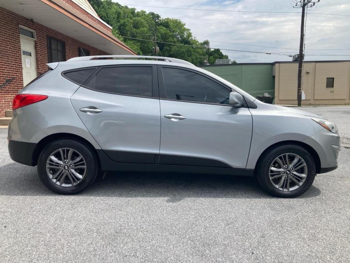 2015 SILVER HYUNDAI TUCSON LIMITED (KM8JUCAG1FU) with an 2.4L engine, Automatic transmission, located at 7981 Paxton Street, Harrisburg, PA, 17111, (717) 561-2926, 40.261490, -76.749229 - WE FINANCE!!! Good Credit/ Bad Credit/ No Credit - ALL Trade-Ins Welcomed!!! ***Guaranteed Credit Approval*** APPLY ONLINE or CALL us TODAY ;) Internet Prices and Marketplace Prices are SPECIAL discounted ***CASH DEALS*** Retail Prices are higher. Please call us to discuss your cash and finan - Photo#5
