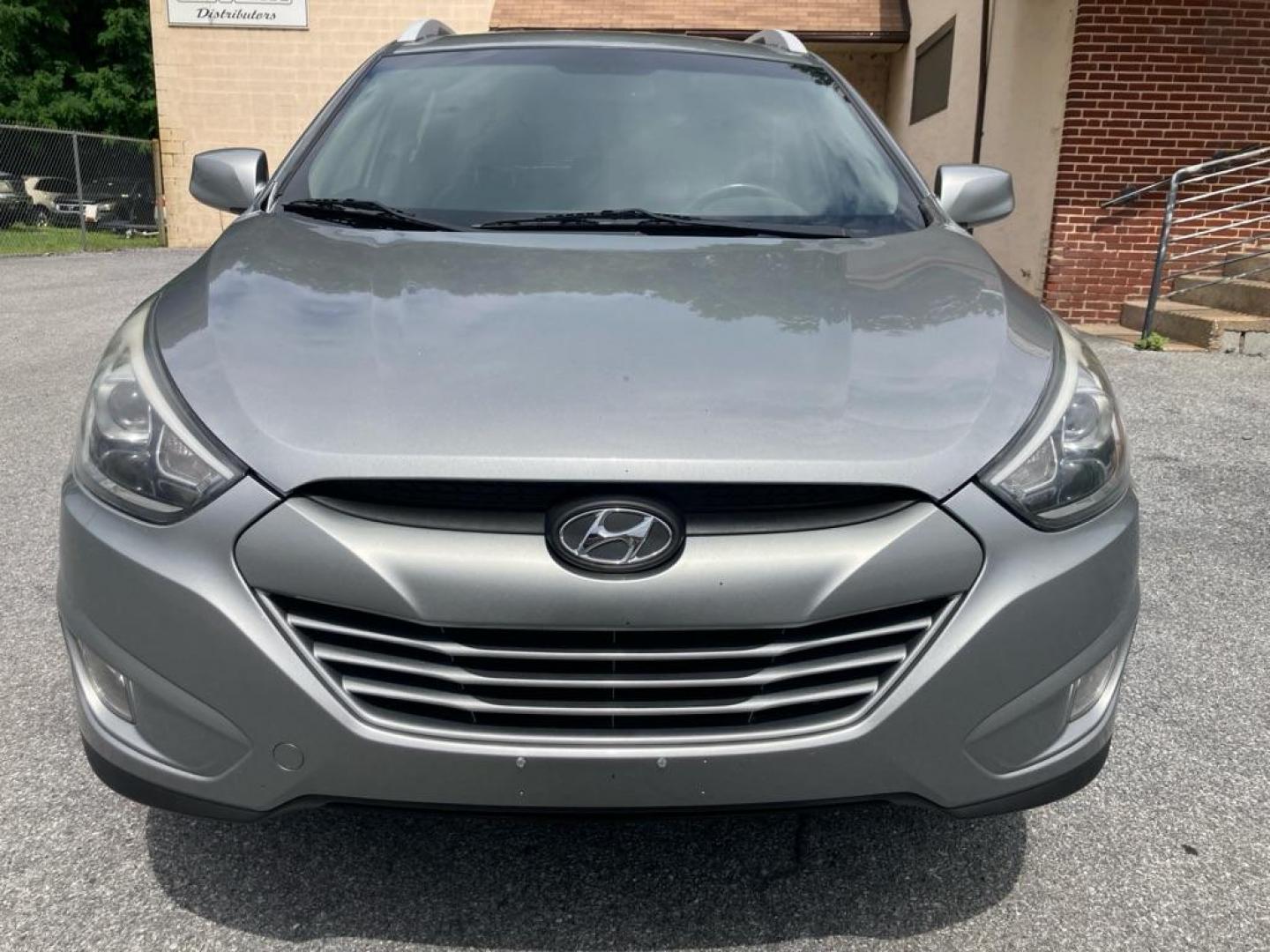 2015 SILVER HYUNDAI TUCSON LIMITED (KM8JUCAG1FU) with an 2.4L engine, Automatic transmission, located at 7981 Paxton Street, Harrisburg, PA, 17111, (717) 561-2926, 40.261490, -76.749229 - WE FINANCE!!! Good Credit/ Bad Credit/ No Credit - ALL Trade-Ins Welcomed!!! ***Guaranteed Credit Approval*** APPLY ONLINE or CALL us TODAY ;) Internet Prices and Marketplace Prices are SPECIAL discounted ***CASH DEALS*** Retail Prices are higher. Please call us to discuss your cash and finan - Photo#7