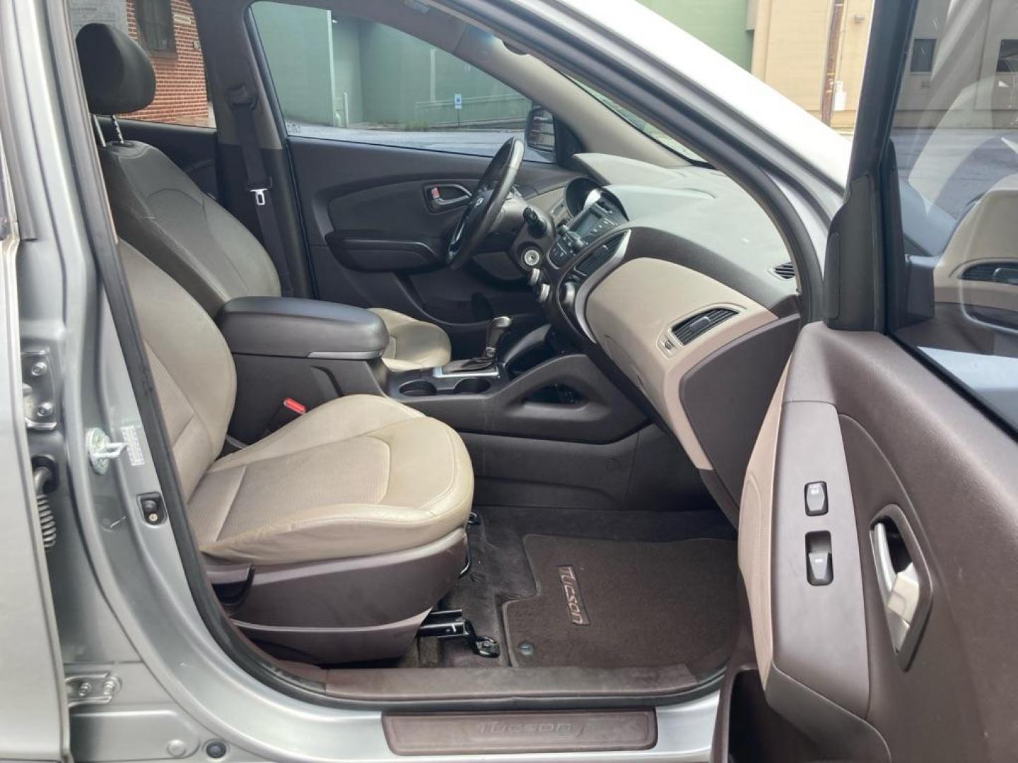 2015 SILVER HYUNDAI TUCSON LIMITED (KM8JUCAG1FU) with an 2.4L engine, Automatic transmission, located at 7981 Paxton Street, Harrisburg, PA, 17111, (717) 561-2926, 40.261490, -76.749229 - WE FINANCE!!! Good Credit/ Bad Credit/ No Credit - ALL Trade-Ins Welcomed!!! ***Guaranteed Credit Approval*** APPLY ONLINE or CALL us TODAY ;) Internet Prices and Marketplace Prices are SPECIAL discounted ***CASH DEALS*** Retail Prices are higher. Please call us to discuss your cash and finan - Photo#8
