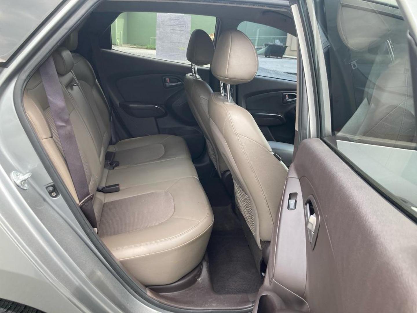 2015 SILVER HYUNDAI TUCSON LIMITED (KM8JUCAG1FU) with an 2.4L engine, Automatic transmission, located at 7981 Paxton Street, Harrisburg, PA, 17111, (717) 561-2926, 40.261490, -76.749229 - WE FINANCE!!! Good Credit/ Bad Credit/ No Credit - ALL Trade-Ins Welcomed!!! ***Guaranteed Credit Approval*** APPLY ONLINE or CALL us TODAY ;) Internet Prices and Marketplace Prices are SPECIAL discounted ***CASH DEALS*** Retail Prices are higher. Please call us to discuss your cash and finan - Photo#9