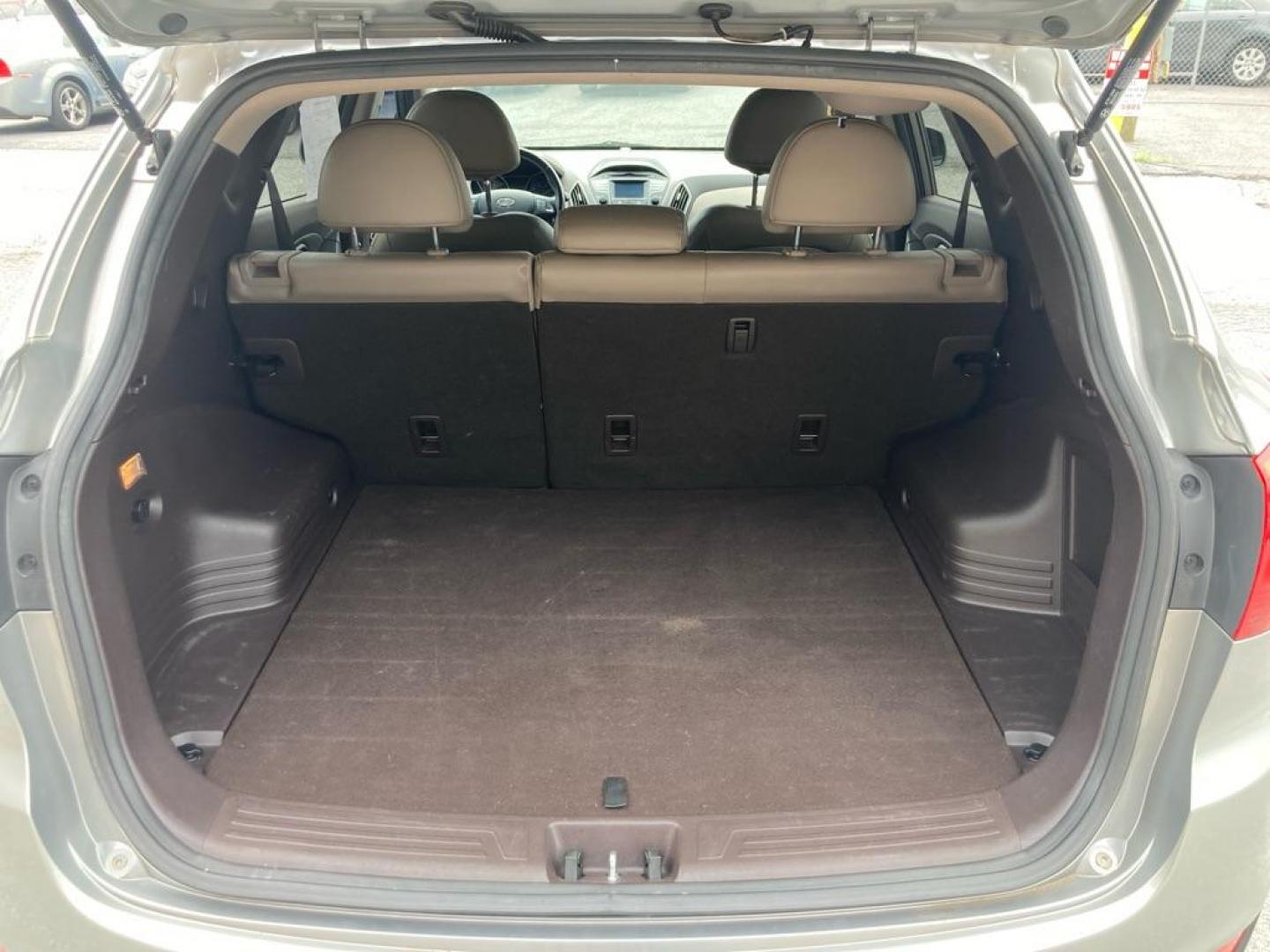 2015 SILVER HYUNDAI TUCSON LIMITED (KM8JUCAG1FU) with an 2.4L engine, Automatic transmission, located at 7981 Paxton Street, Harrisburg, PA, 17111, (717) 561-2926, 40.261490, -76.749229 - WE FINANCE!!! Good Credit/ Bad Credit/ No Credit - ALL Trade-Ins Welcomed!!! ***Guaranteed Credit Approval*** APPLY ONLINE or CALL us TODAY ;) Internet Prices and Marketplace Prices are SPECIAL discounted ***CASH DEALS*** Retail Prices are higher. Please call us to discuss your cash and finan - Photo#10