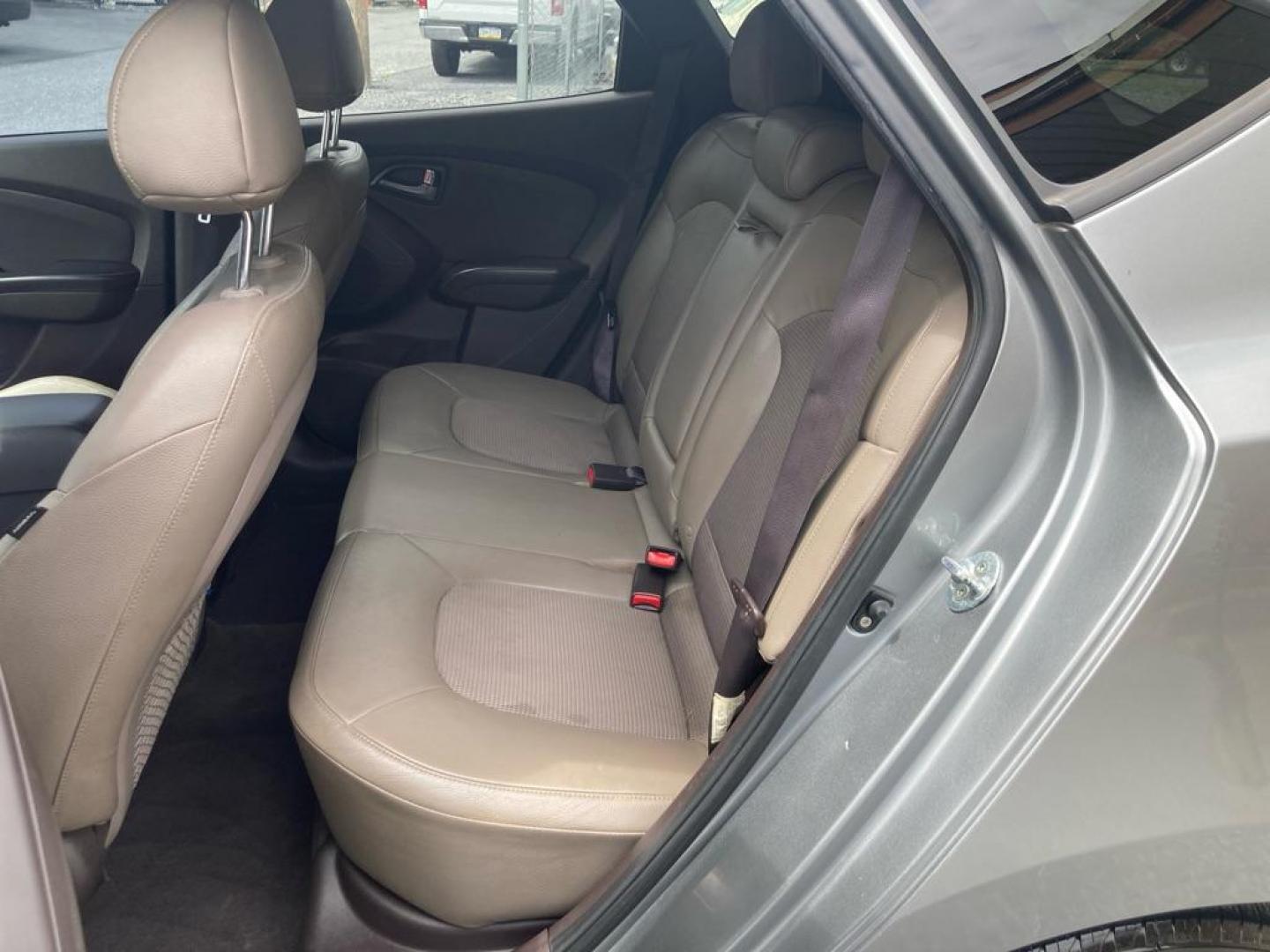 2015 SILVER HYUNDAI TUCSON LIMITED (KM8JUCAG1FU) with an 2.4L engine, Automatic transmission, located at 7981 Paxton Street, Harrisburg, PA, 17111, (717) 561-2926, 40.261490, -76.749229 - WE FINANCE!!! Good Credit/ Bad Credit/ No Credit - ALL Trade-Ins Welcomed!!! ***Guaranteed Credit Approval*** APPLY ONLINE or CALL us TODAY ;) Internet Prices and Marketplace Prices are SPECIAL discounted ***CASH DEALS*** Retail Prices are higher. Please call us to discuss your cash and finan - Photo#11