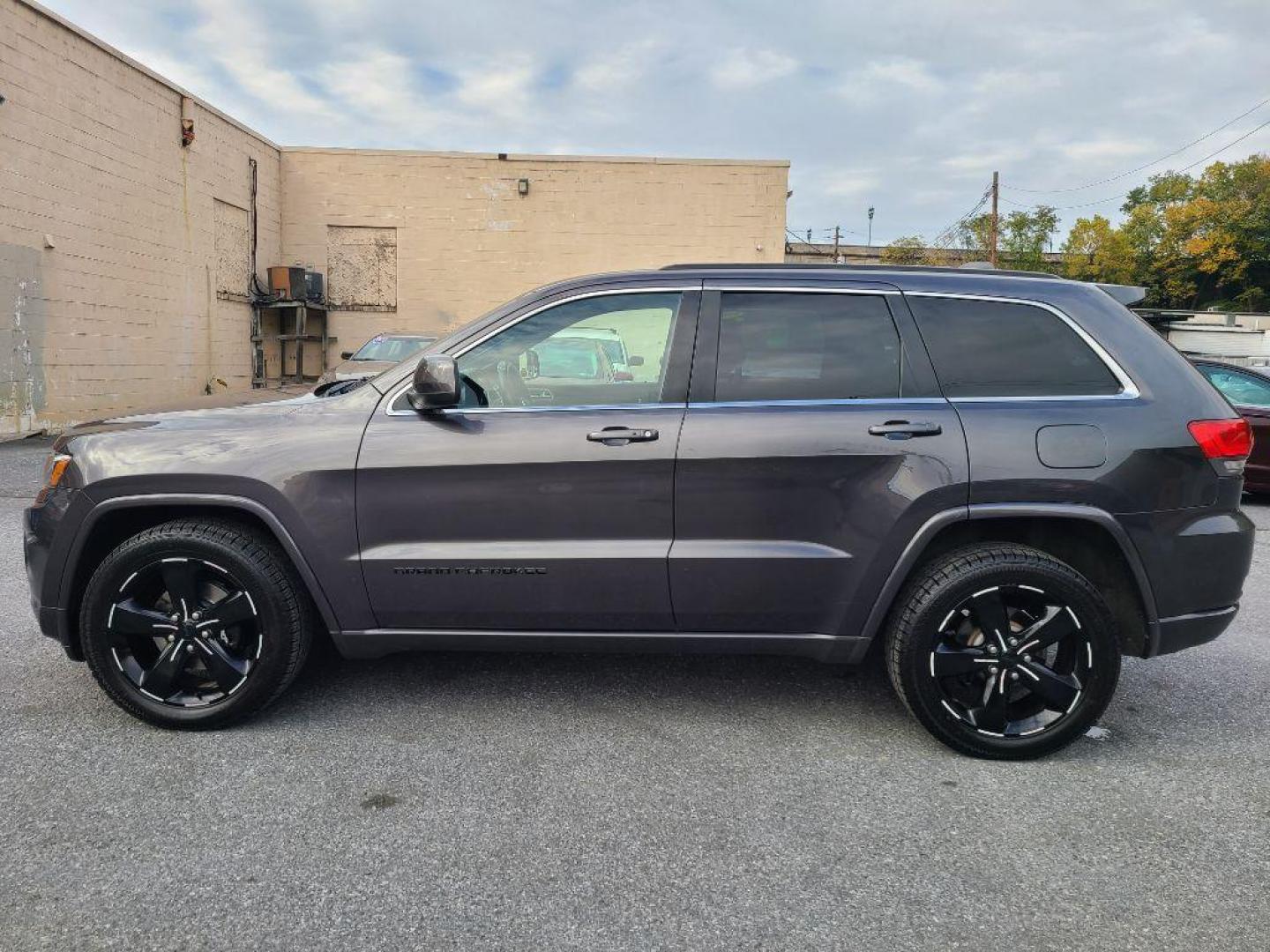 2015 GRAY JEEP GRAND CHEROKEE LAREDO (1C4RJFAG5FC) with an 3.6L engine, Automatic transmission, located at 117 North Cameron Street, Harrisburg, PA, 17101, (717) 963-8962, 40.266762, -76.875259 - WE FINANCE!!! Good Credit/ Bad Credit/ No Credit - ALL Trade-Ins Welcomed!!! ***Guaranteed Credit Approval*** APPLY ONLINE or CALL us TODAY ;) Please call us to discuss your cash and financing options. - Photo#2