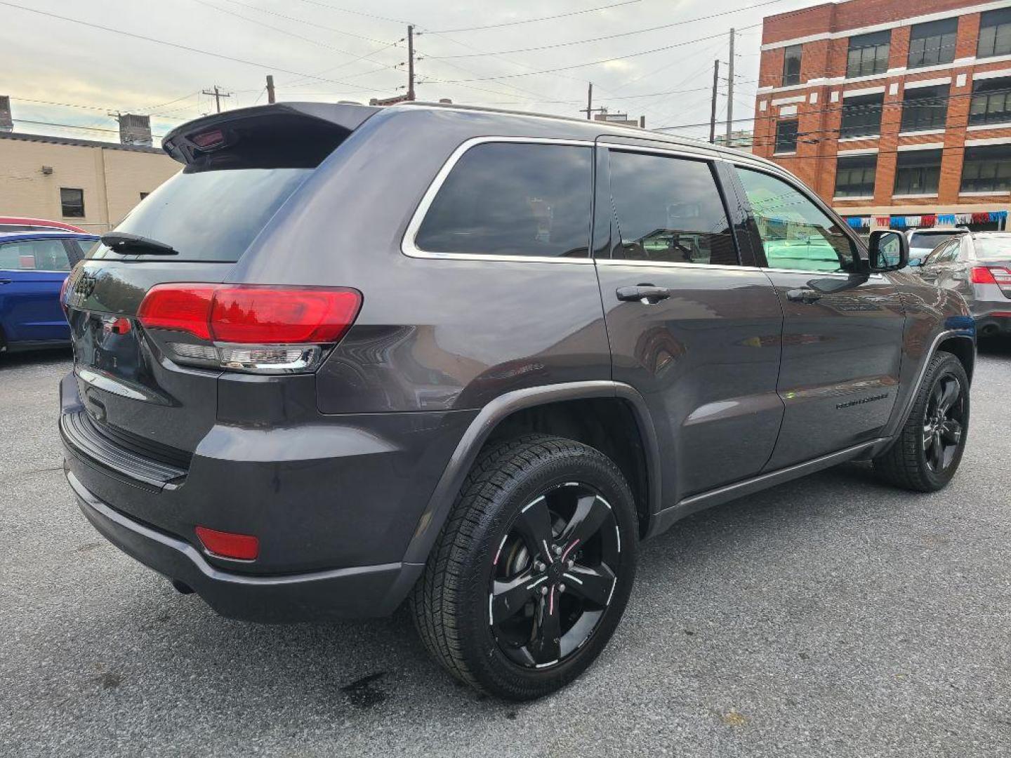 2015 GRAY JEEP GRAND CHEROKEE LAREDO (1C4RJFAG5FC) with an 3.6L engine, Automatic transmission, located at 117 North Cameron Street, Harrisburg, PA, 17101, (717) 963-8962, 40.266762, -76.875259 - WE FINANCE!!! Good Credit/ Bad Credit/ No Credit - ALL Trade-Ins Welcomed!!! ***Guaranteed Credit Approval*** APPLY ONLINE or CALL us TODAY ;) Please call us to discuss your cash and financing options. - Photo#4