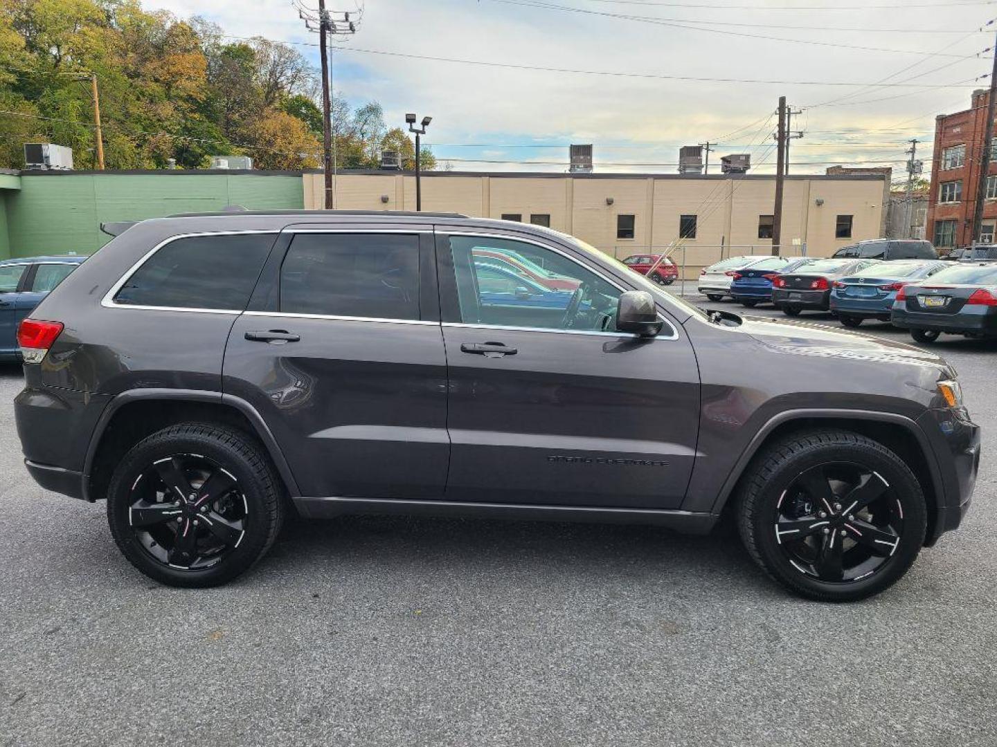 2015 GRAY JEEP GRAND CHEROKEE LAREDO (1C4RJFAG5FC) with an 3.6L engine, Automatic transmission, located at 117 North Cameron Street, Harrisburg, PA, 17101, (717) 963-8962, 40.266762, -76.875259 - WE FINANCE!!! Good Credit/ Bad Credit/ No Credit - ALL Trade-Ins Welcomed!!! ***Guaranteed Credit Approval*** APPLY ONLINE or CALL us TODAY ;) Please call us to discuss your cash and financing options. - Photo#5